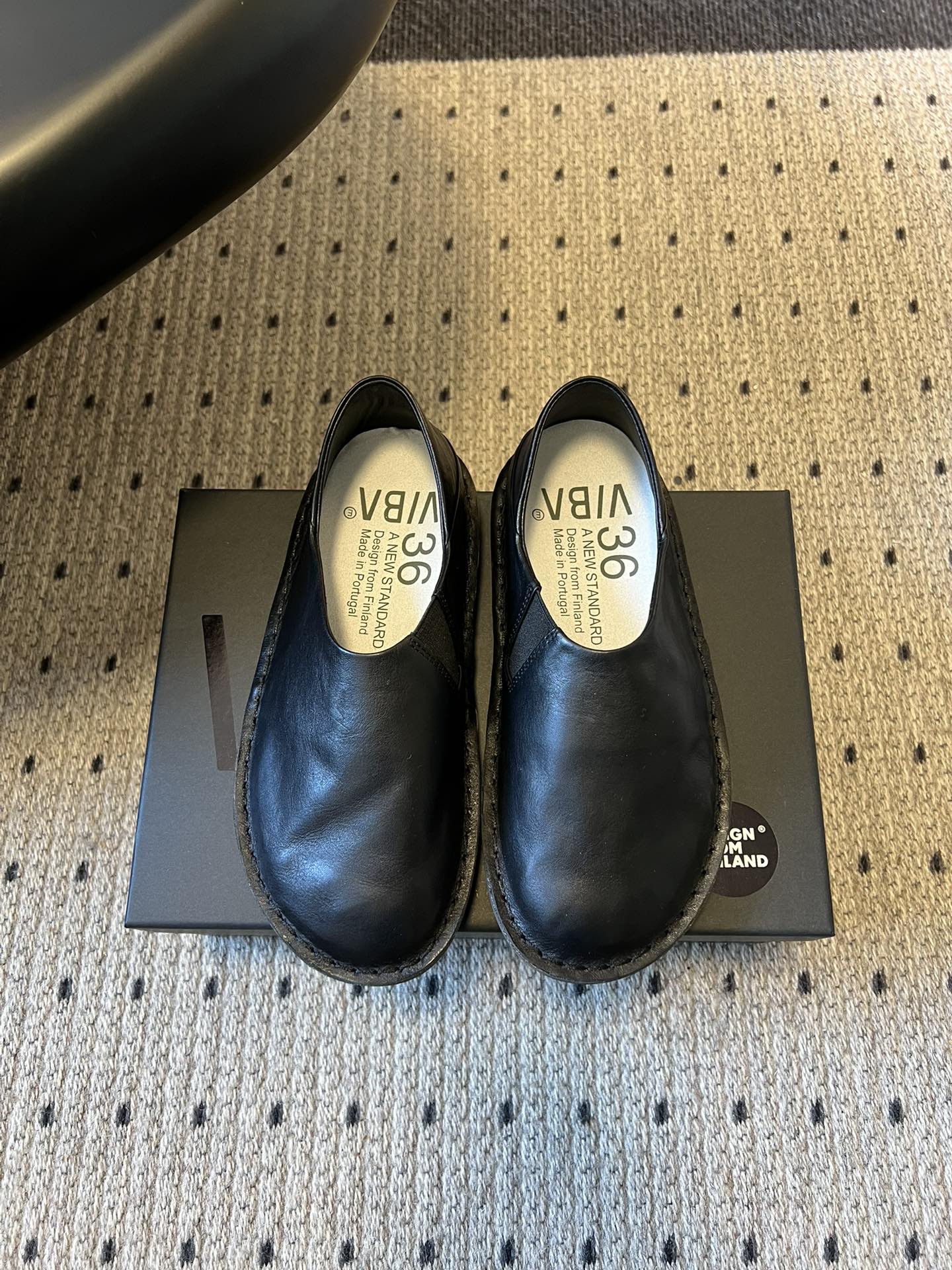 VIBA*26ss早春新款复古极简包头穆勒版无后跟的穆勒设计兼具拖鞋的随性与单鞋的精致感，包头造型修饰脚