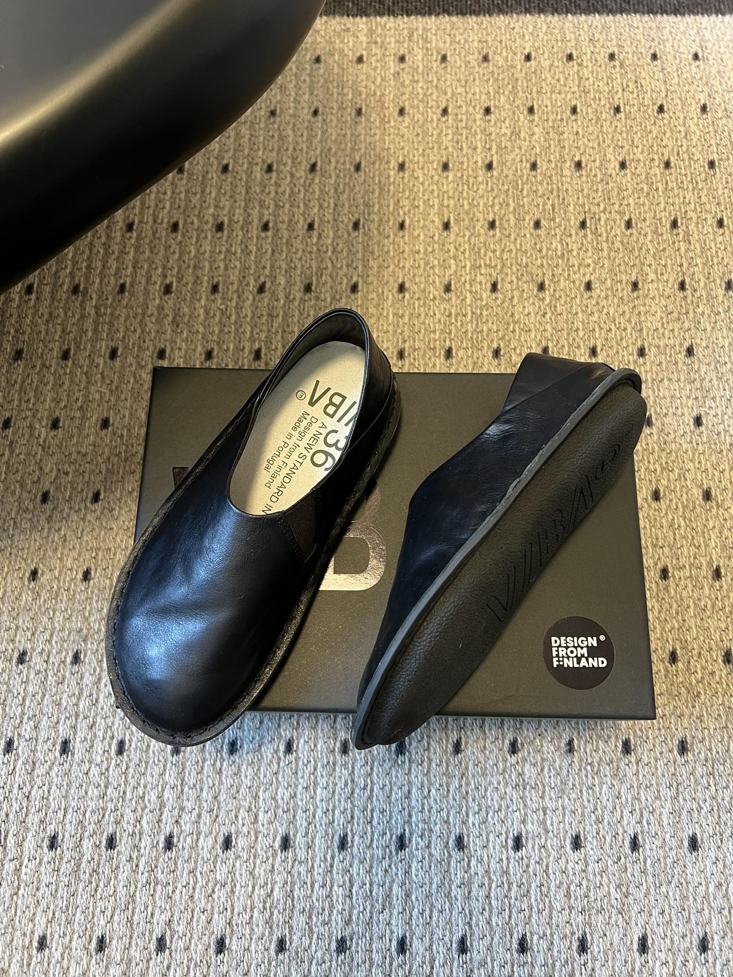 VIBA*26ss早春新款复古极简包头穆勒版无后跟的穆勒设计兼具拖鞋的随性与单鞋的精致感，包头造型修饰脚