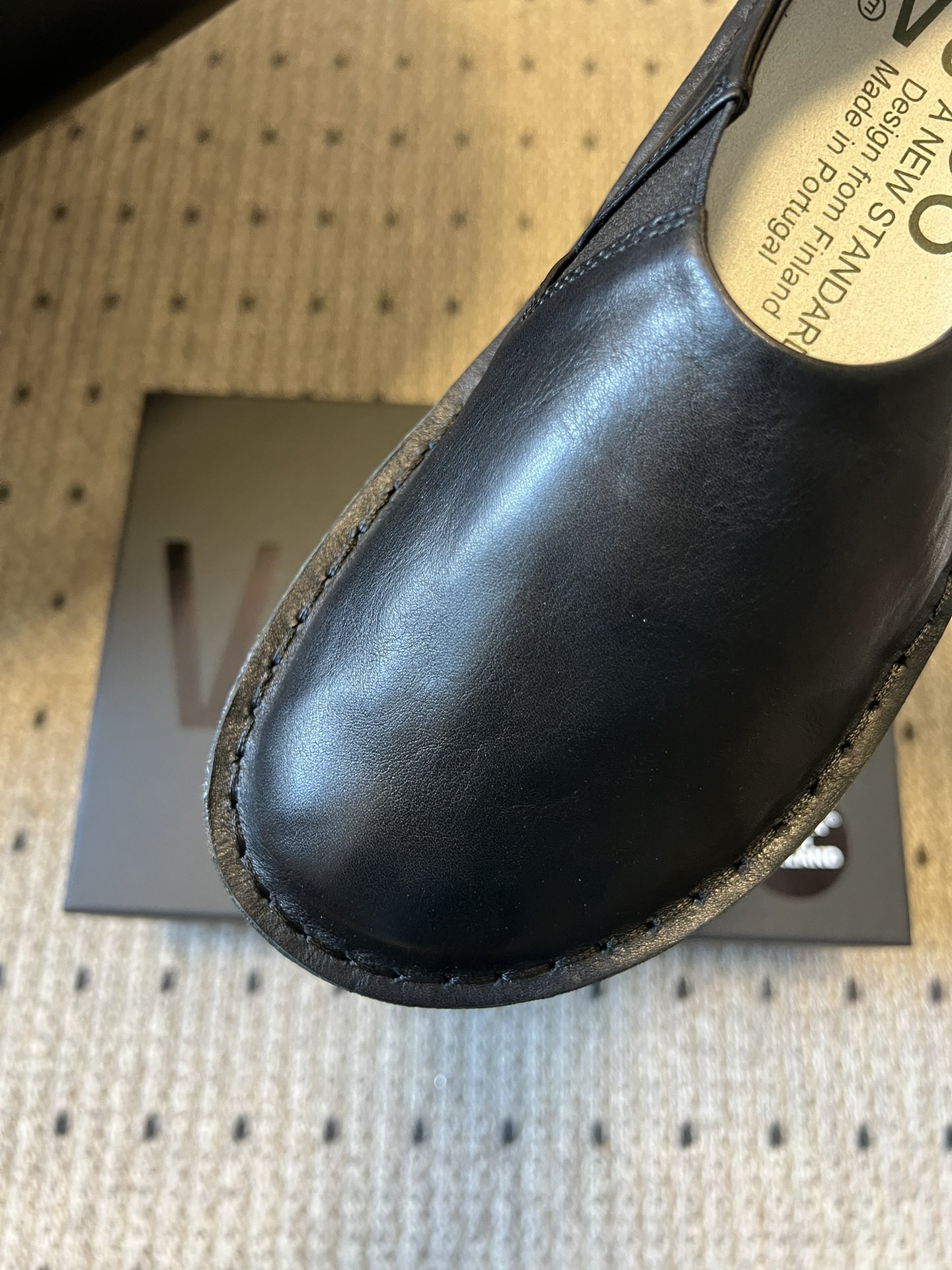 VIBA*26ss早春新款复古极简包头穆勒版无后跟的穆勒设计兼具拖鞋的随性与单鞋的精致感，包头造型修饰脚