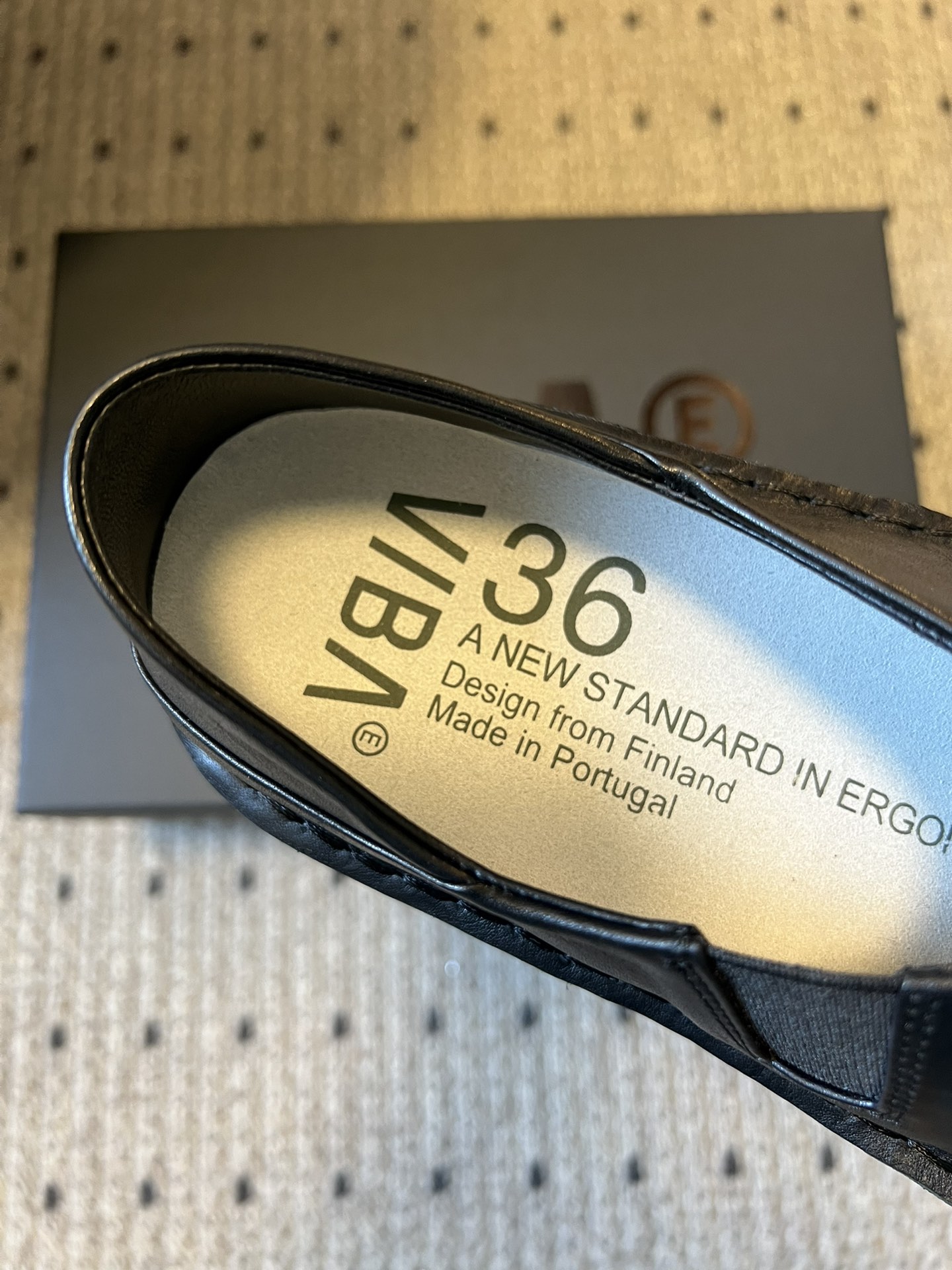 VIBA*26ss早春新款复古极简包头穆勒版无后跟的穆勒设计兼具拖鞋的随性与单鞋的精致感，包头造型修饰脚