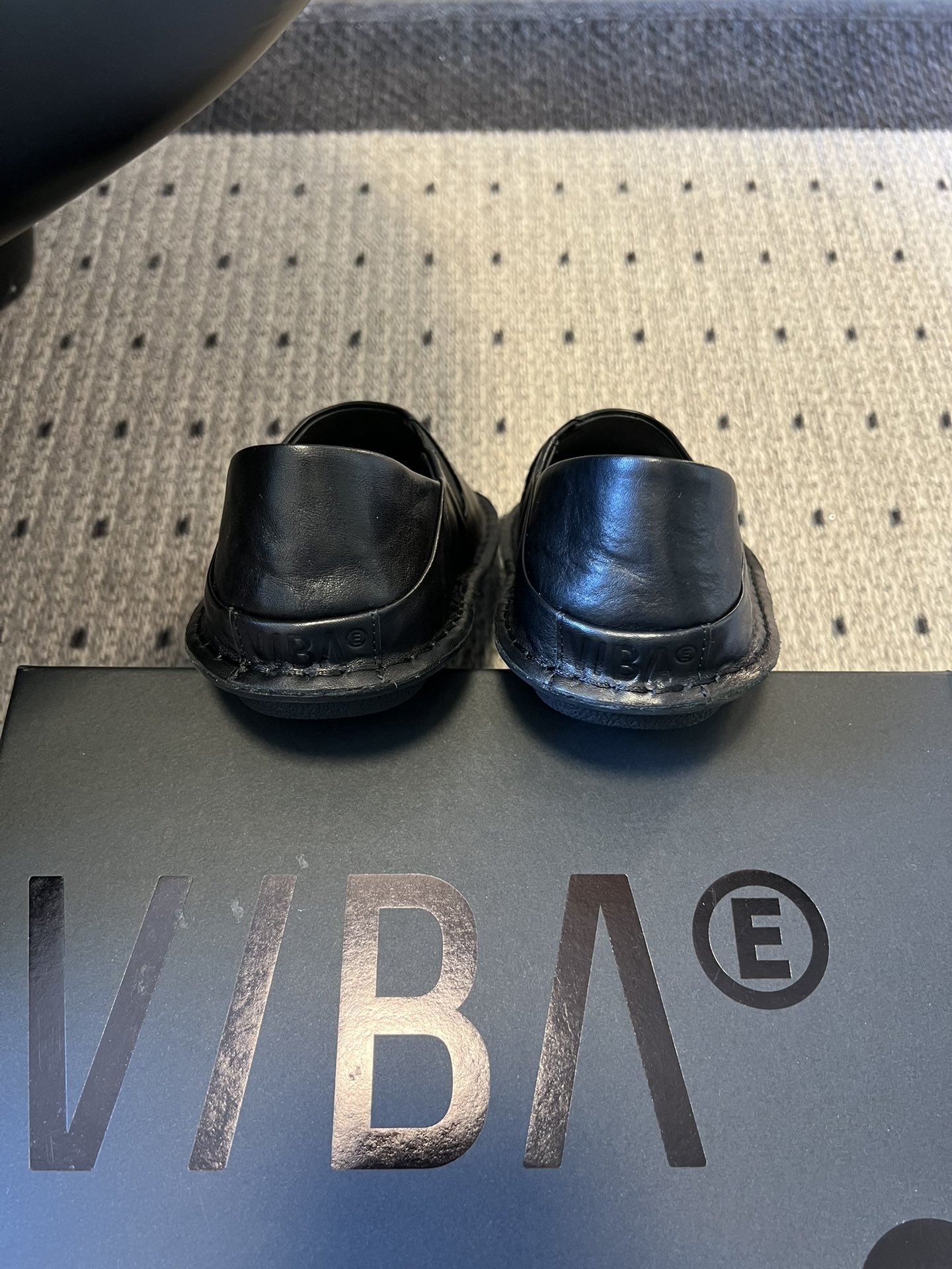 VIBA*26ss早春新款复古极简包头穆勒版无后跟的穆勒设计兼具拖鞋的随性与单鞋的精致感，包头造型修饰脚