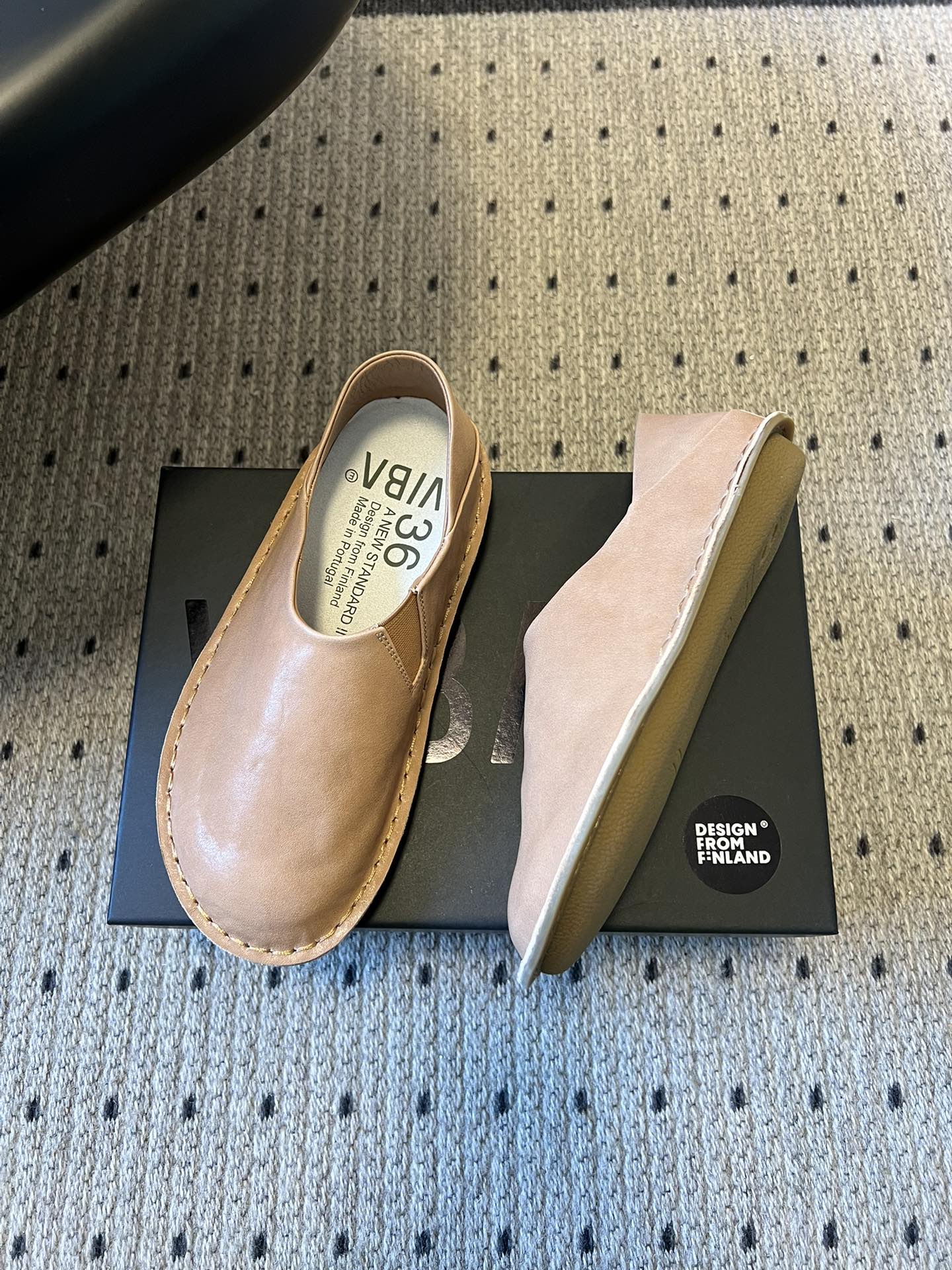 VIBA*26ss早春新款复古极简包头穆勒版无后跟的穆勒设计兼具拖鞋的随性与单鞋的精致感，包头造型修饰脚