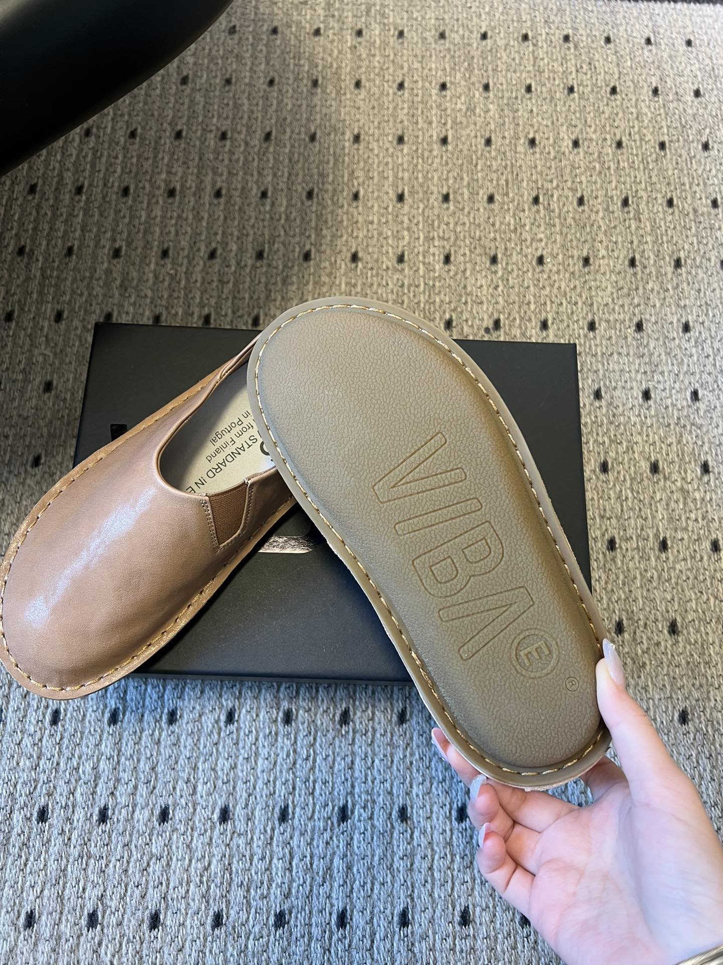 VIBA*26ss早春新款复古极简包头穆勒版无后跟的穆勒设计兼具拖鞋的随性与单鞋的精致感，包头造型修饰脚