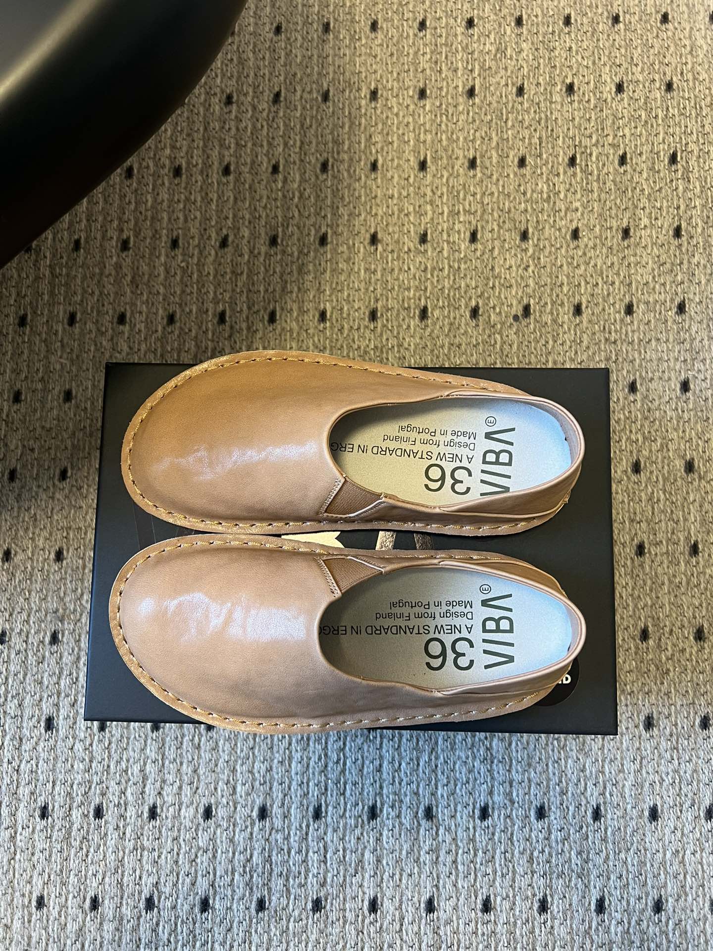 VIBA*26ss早春新款复古极简包头穆勒版无后跟的穆勒设计兼具拖鞋的随性与单鞋的精致感，包头造型修饰脚