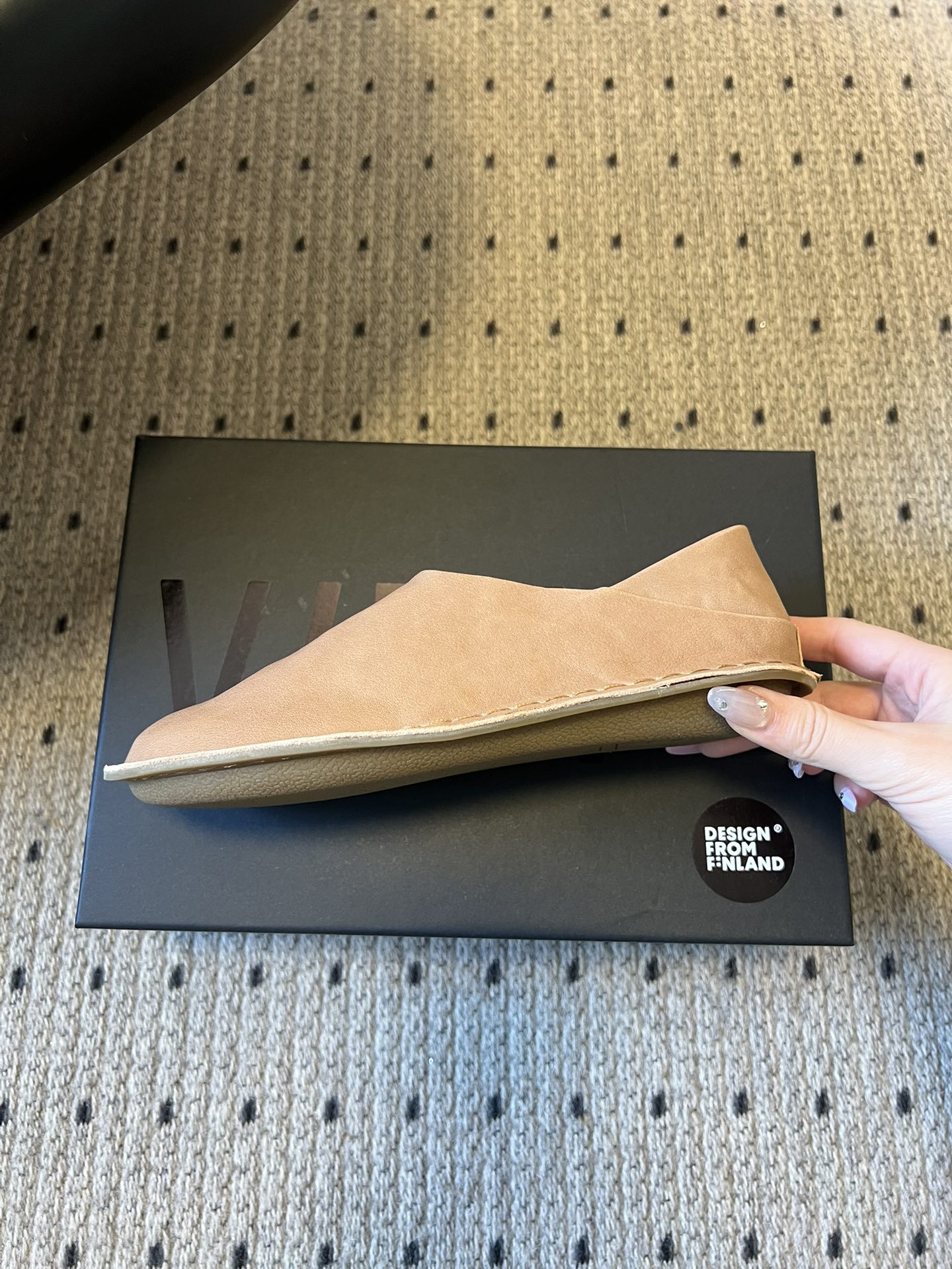 VIBA*26ss早春新款复古极简包头穆勒版无后跟的穆勒设计兼具拖鞋的随性与单鞋的精致感，包头造型修饰脚