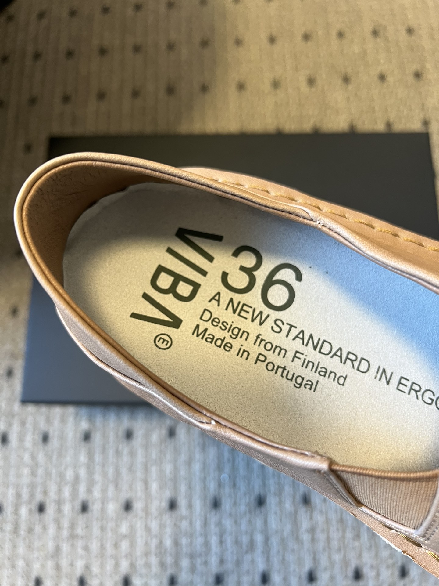 VIBA*26ss早春新款复古极简包头穆勒版无后跟的穆勒设计兼具拖鞋的随性与单鞋的精致感，包头造型修饰脚