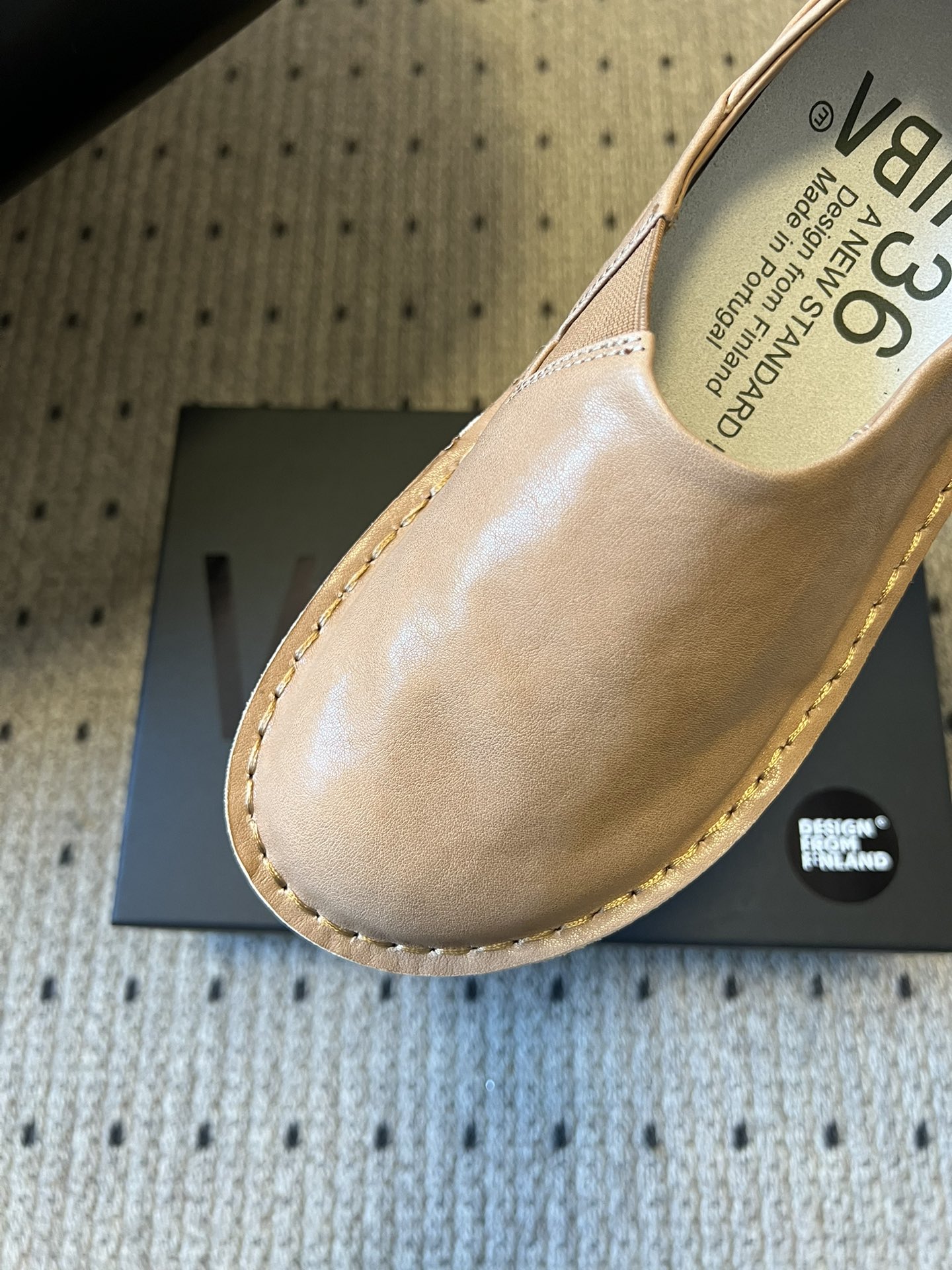 VIBA*26ss早春新款复古极简包头穆勒版无后跟的穆勒设计兼具拖鞋的随性与单鞋的精致感，包头造型修饰脚