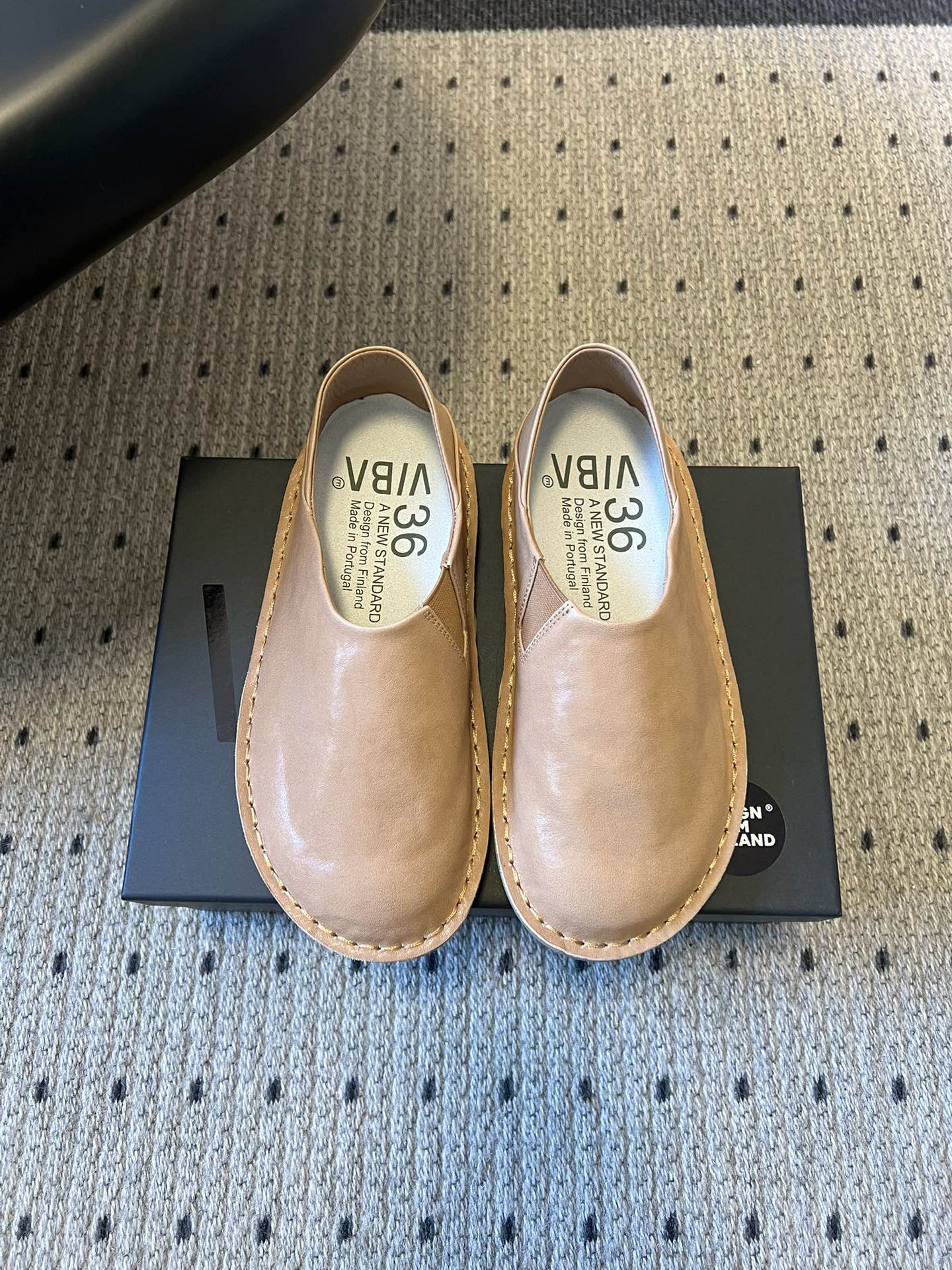 VIBA*26ss早春新款复古极简包头穆勒版无后跟的穆勒设计兼具拖鞋的随性与单鞋的精致感，包头造型修饰脚