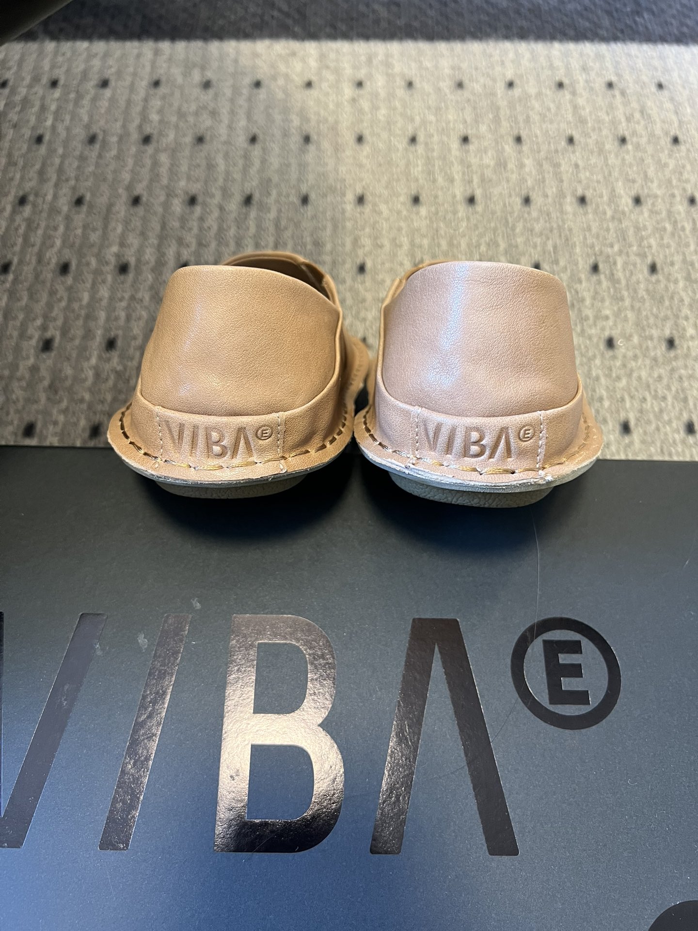 VIBA*26ss早春新款复古极简包头穆勒版无后跟的穆勒设计兼具拖鞋的随性与单鞋的精致感，包头造型修饰脚