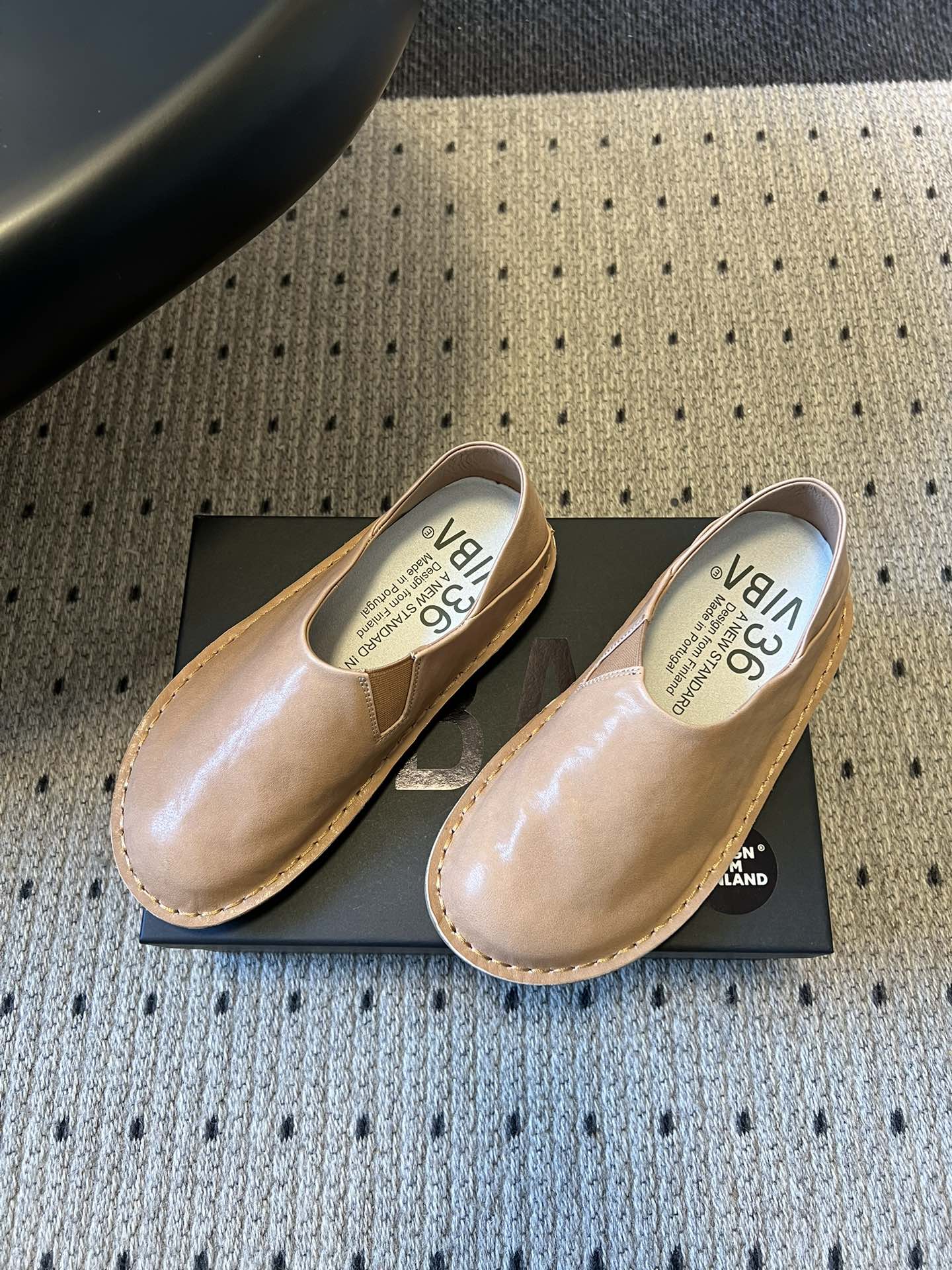 VIBA*26ss早春新款复古极简包头穆勒版无后跟的穆勒设计兼具拖鞋的随性与单鞋的精致感，包头造型修饰脚