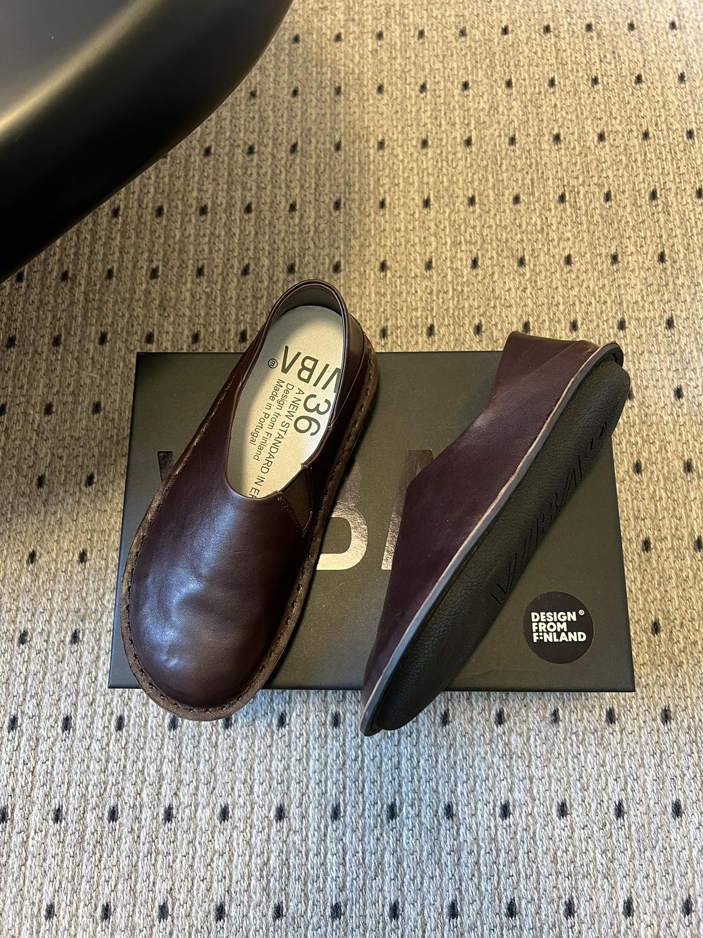 VIBA*26ss早春新款复古极简包头穆勒版无后跟的穆勒设计兼具拖鞋的随性与单鞋的精致感，包头造型修饰脚