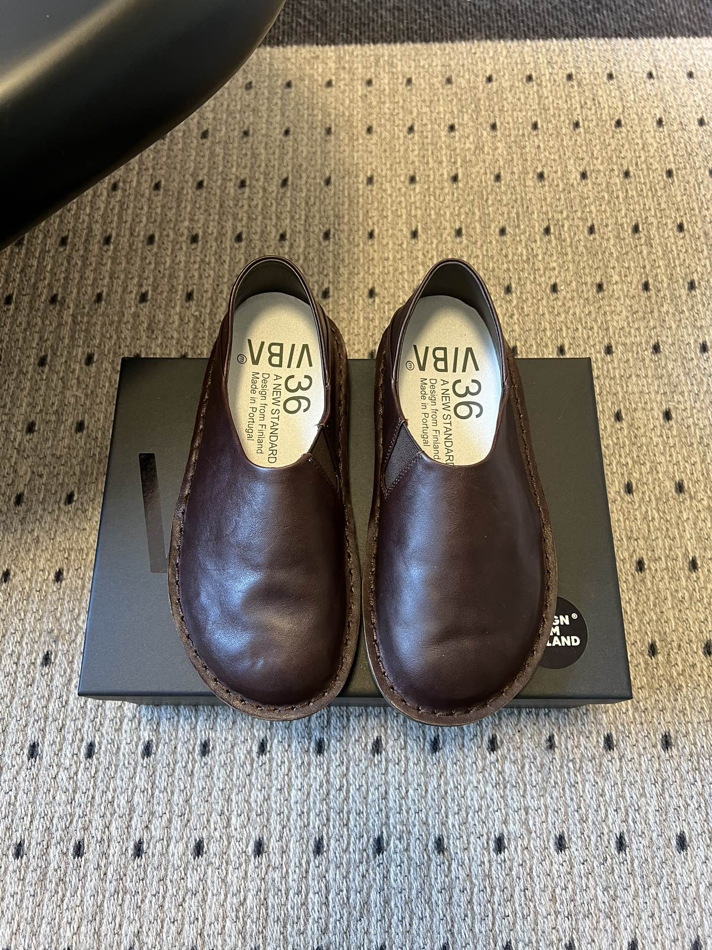 VIBA*26ss早春新款复古极简包头穆勒版无后跟的穆勒设计兼具拖鞋的随性与单鞋的精致感，包头造型修饰脚