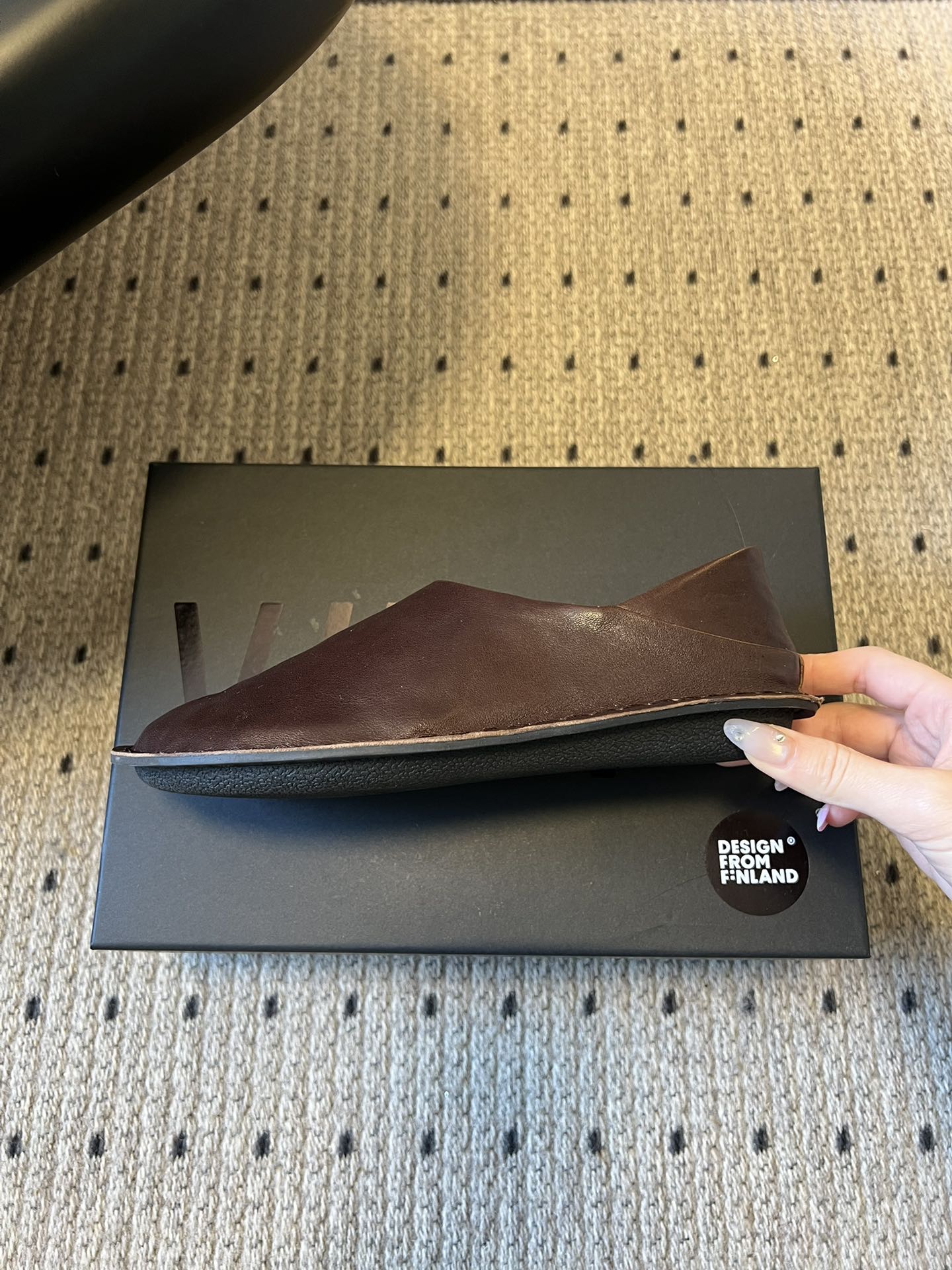 VIBA*26ss早春新款复古极简包头穆勒版无后跟的穆勒设计兼具拖鞋的随性与单鞋的精致感，包头造型修饰脚