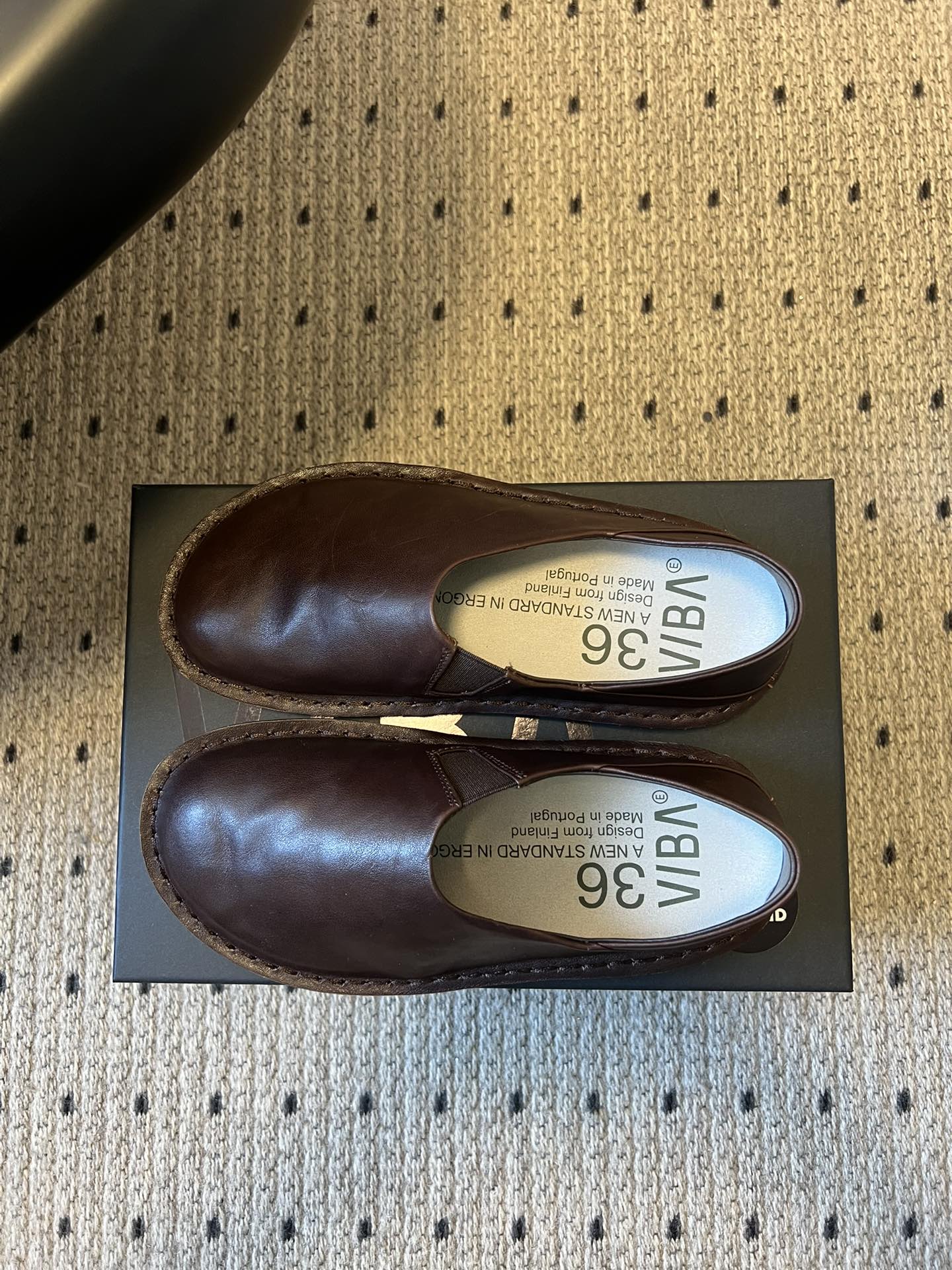 VIBA*26ss早春新款复古极简包头穆勒版无后跟的穆勒设计兼具拖鞋的随性与单鞋的精致感，包头造型修饰脚