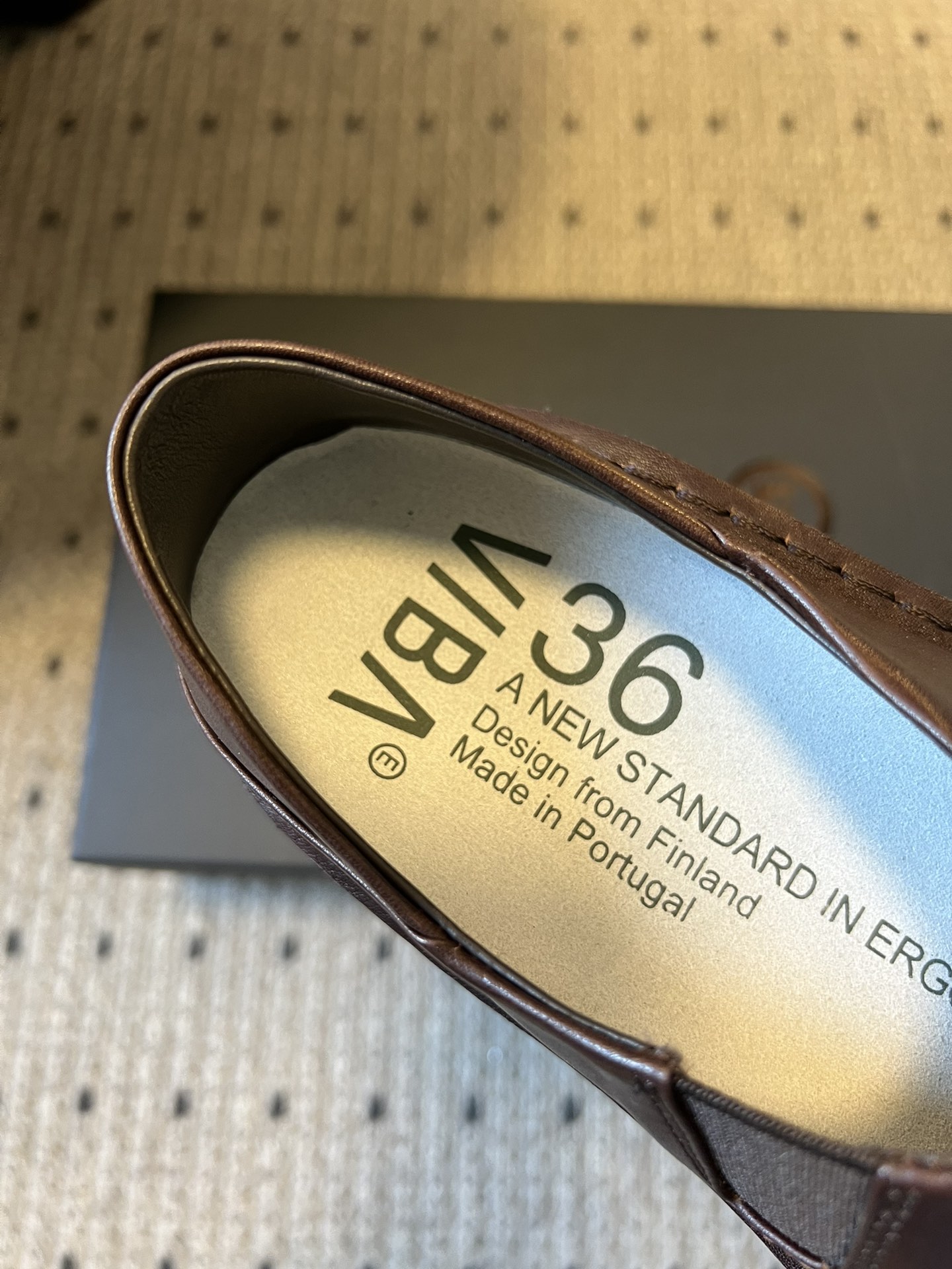 VIBA*26ss早春新款复古极简包头穆勒版无后跟的穆勒设计兼具拖鞋的随性与单鞋的精致感，包头造型修饰脚