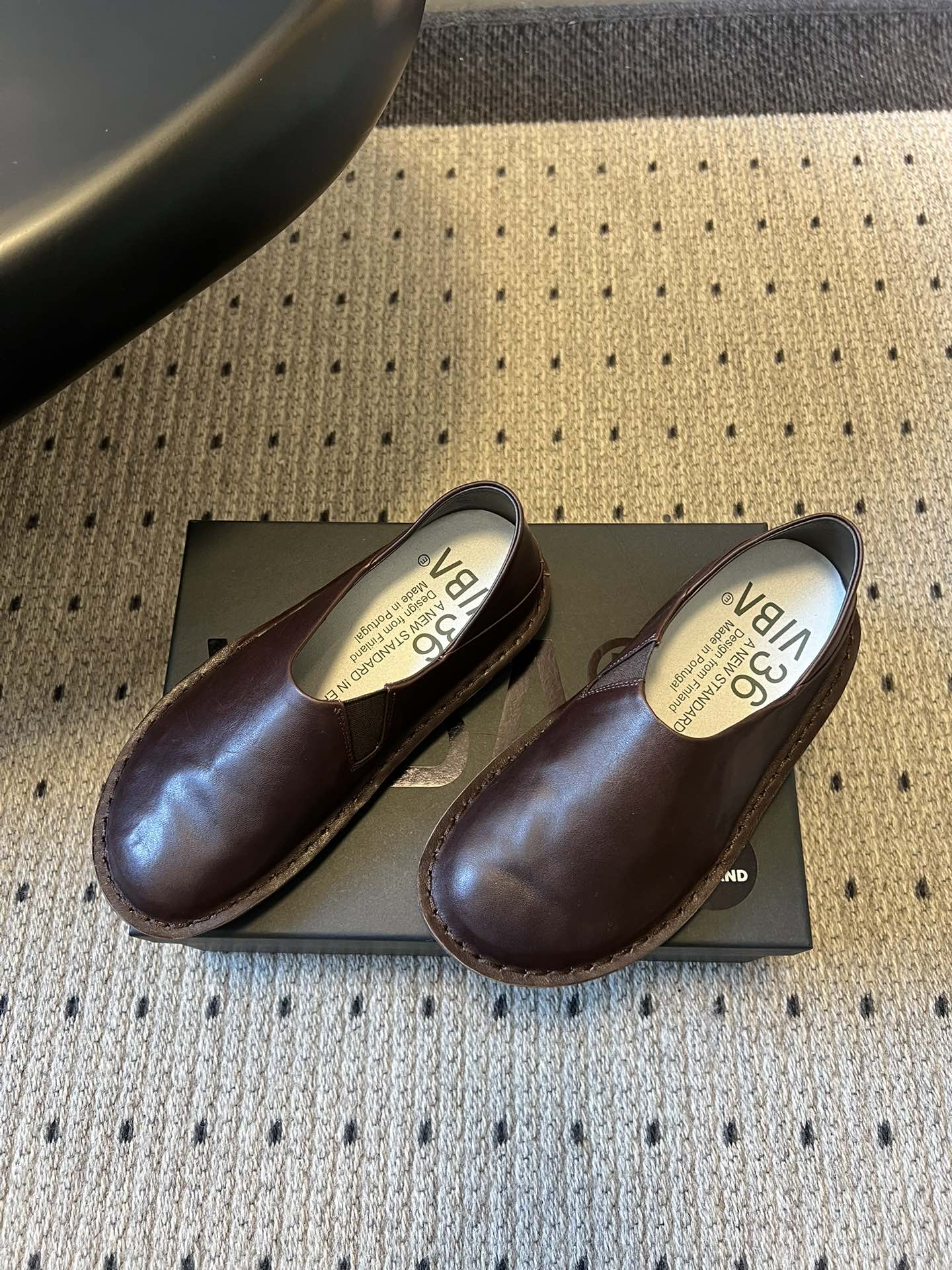 VIBA*26ss早春新款复古极简包头穆勒版无后跟的穆勒设计兼具拖鞋的随性与单鞋的精致感，包头造型修饰脚