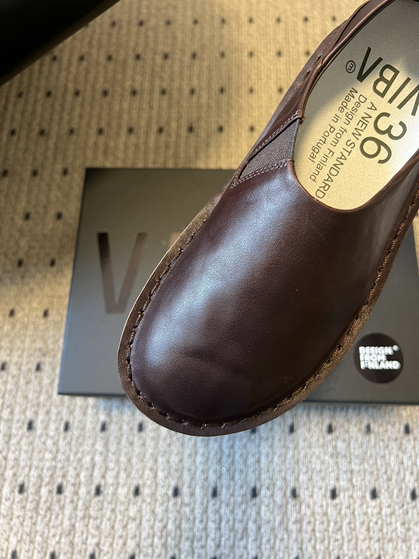 VIBA*26ss早春新款复古极简包头穆勒版无后跟的穆勒设计兼具拖鞋的随性与单鞋的精致感，包头造型修饰脚