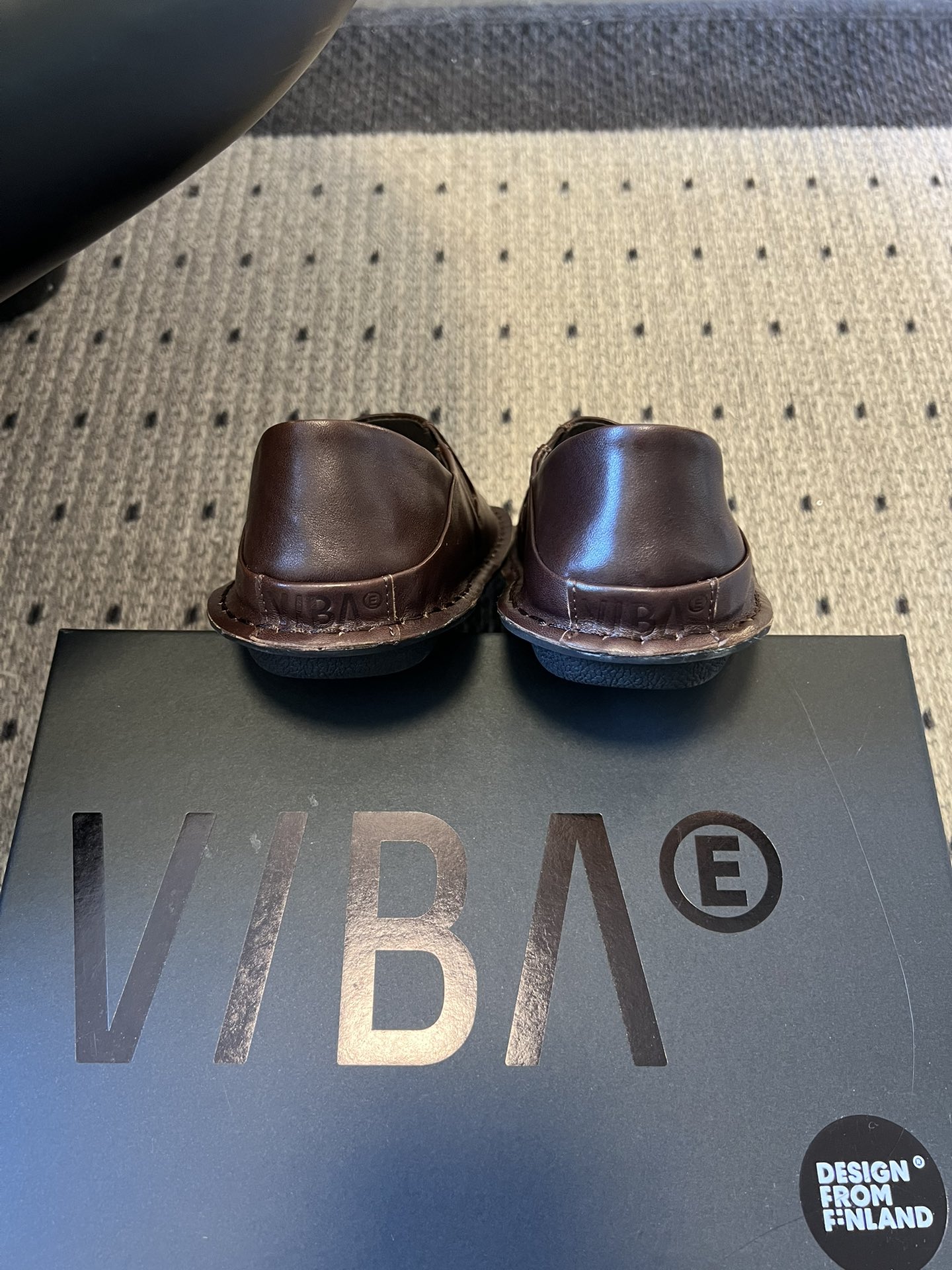 VIBA*26ss早春新款复古极简包头穆勒版无后跟的穆勒设计兼具拖鞋的随性与单鞋的精致感，包头造型修饰脚