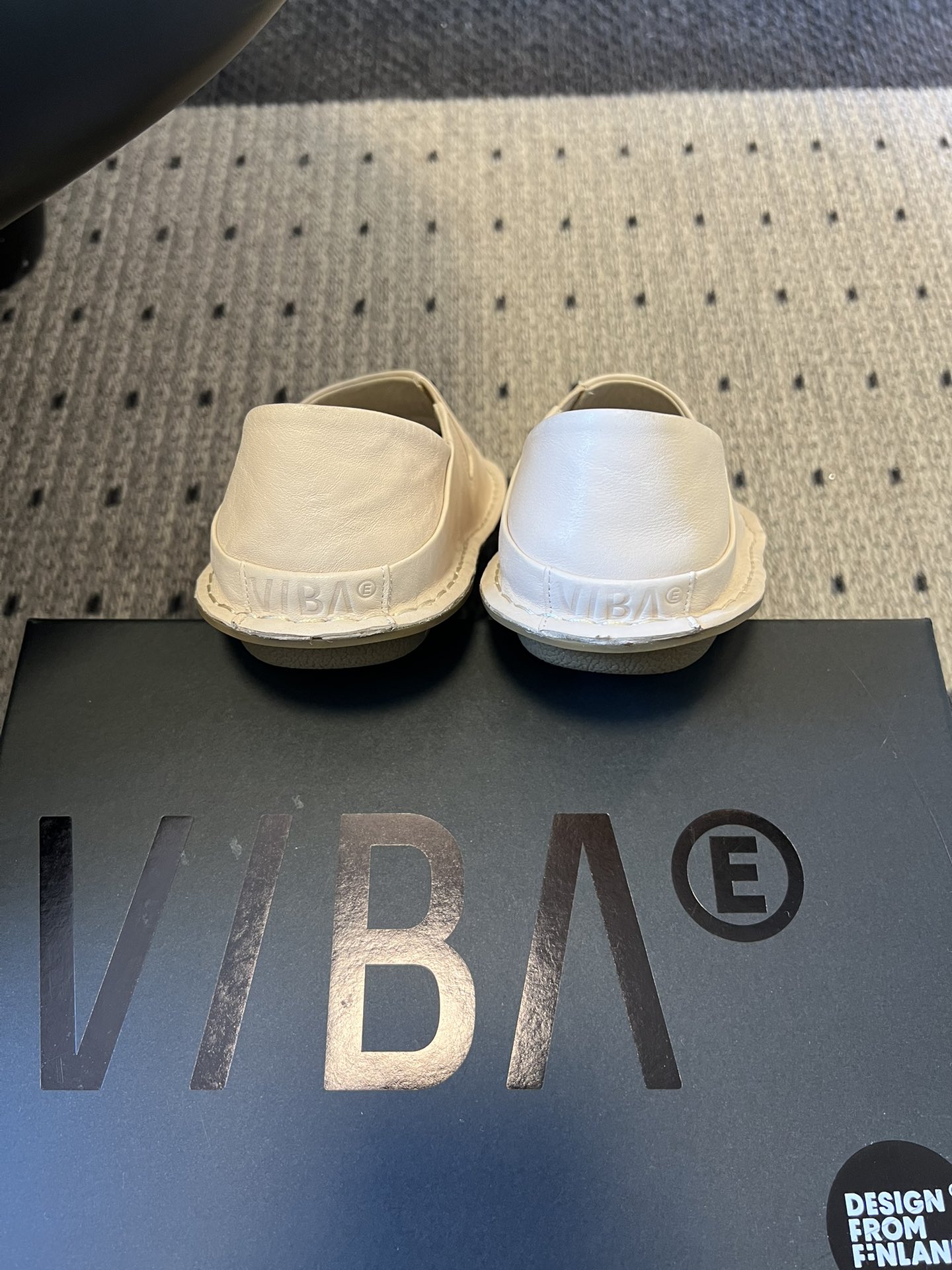 VIBA*26ss早春新款复古极简包头穆勒版无后跟的穆勒设计兼具拖鞋的随性与单鞋的精致感，包头造型修饰脚