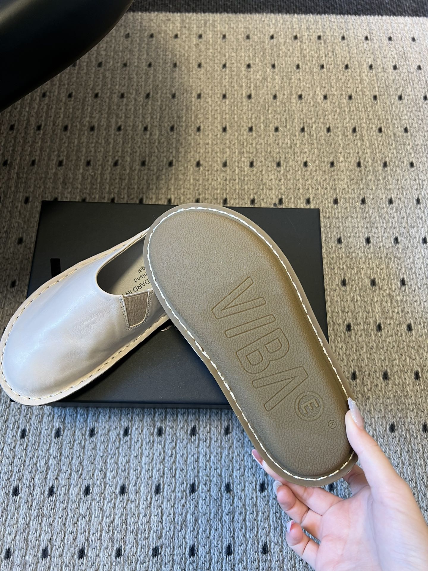 VIBA*26ss早春新款复古极简包头穆勒版无后跟的穆勒设计兼具拖鞋的随性与单鞋的精致感，包头造型修饰脚