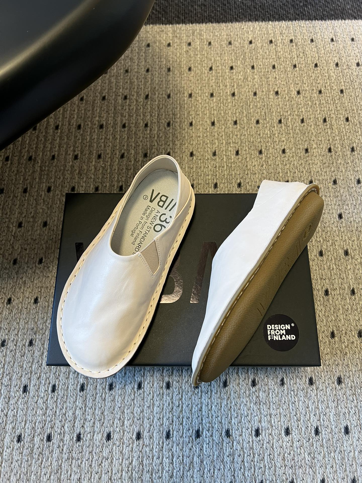 VIBA*26ss早春新款复古极简包头穆勒版无后跟的穆勒设计兼具拖鞋的随性与单鞋的精致感，包头造型修饰脚