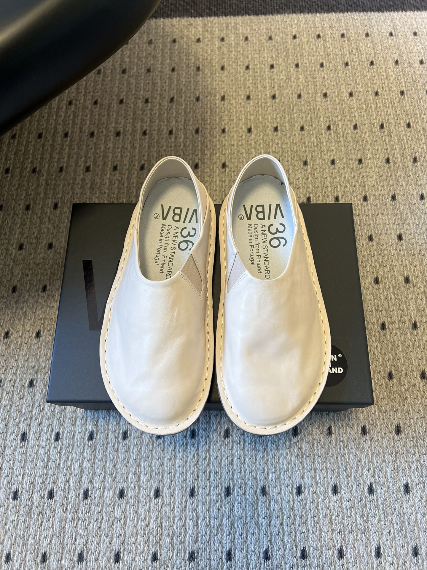 VIBA*26ss早春新款复古极简包头穆勒版无后跟的穆勒设计兼具拖鞋的随性与单鞋的精致感，包头造型修饰脚