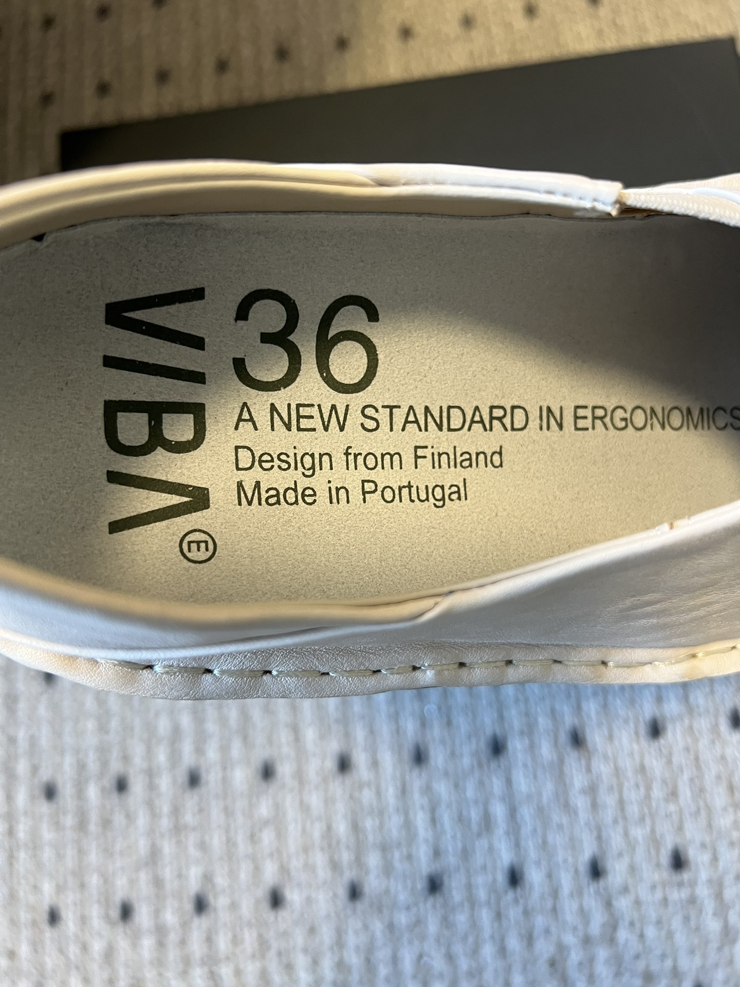 VIBA*26ss早春新款复古极简包头穆勒版无后跟的穆勒设计兼具拖鞋的随性与单鞋的精致感，包头造型修饰脚