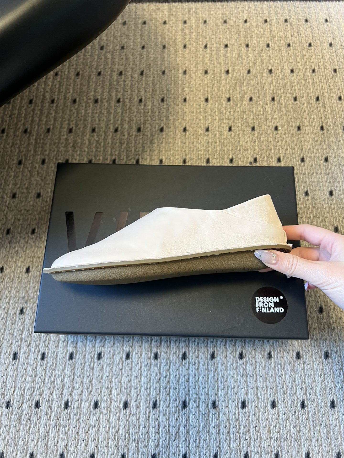 VIBA*26ss早春新款复古极简包头穆勒版无后跟的穆勒设计兼具拖鞋的随性与单鞋的精致感，包头造型修饰脚