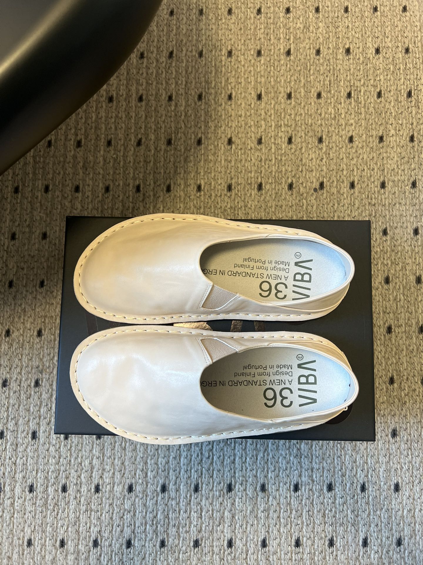 VIBA*26ss早春新款复古极简包头穆勒版无后跟的穆勒设计兼具拖鞋的随性与单鞋的精致感，包头造型修饰脚