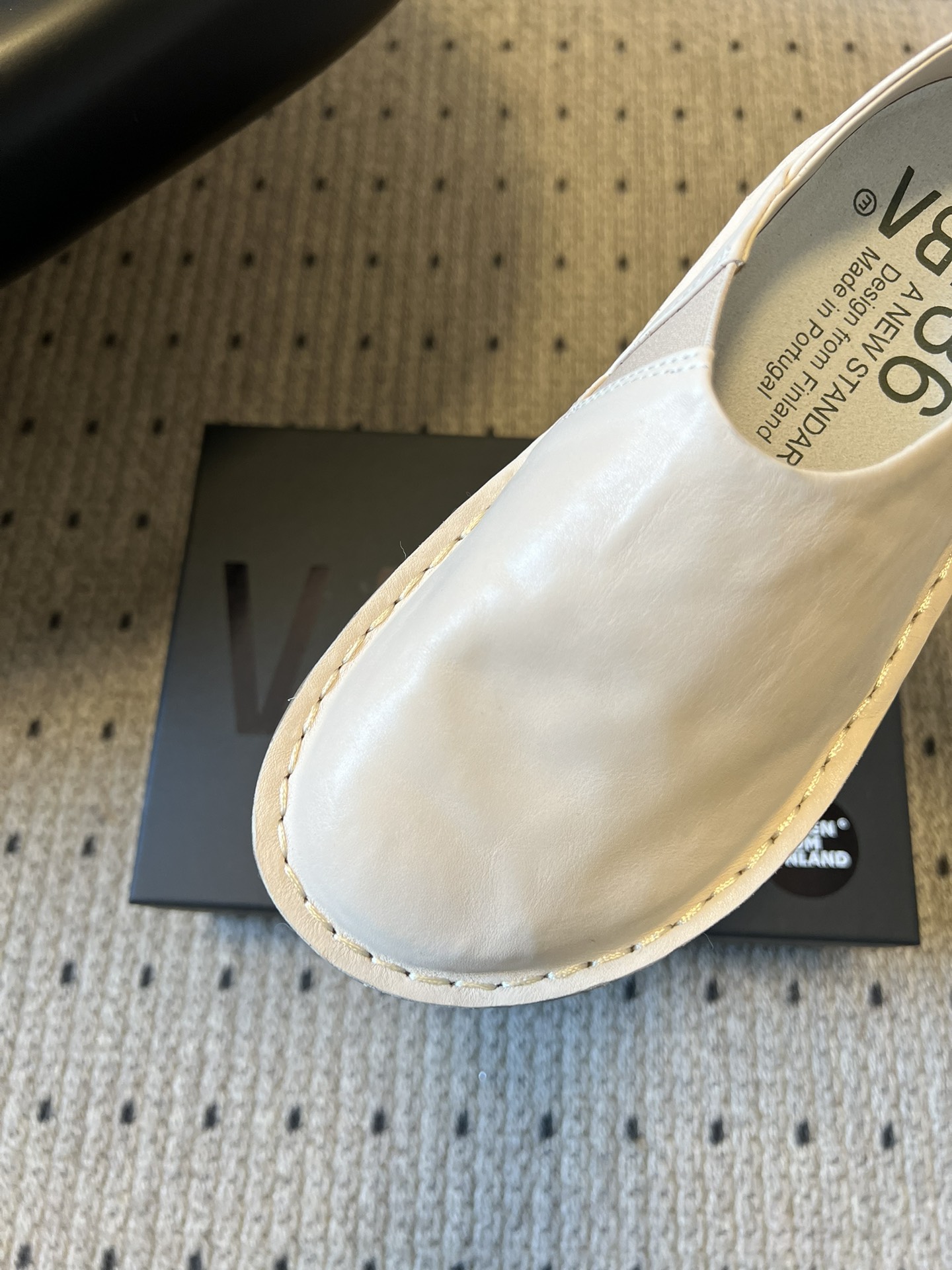 VIBA*26ss早春新款复古极简包头穆勒版无后跟的穆勒设计兼具拖鞋的随性与单鞋的精致感，包头造型修饰脚