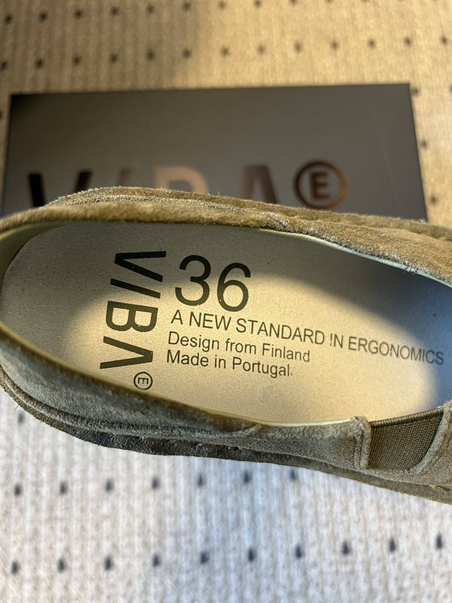 VIBA*26ss早春新款复古极简包头穆勒版无后跟的穆勒设计兼具拖鞋的随性与单鞋的精致感，包头造型修饰脚