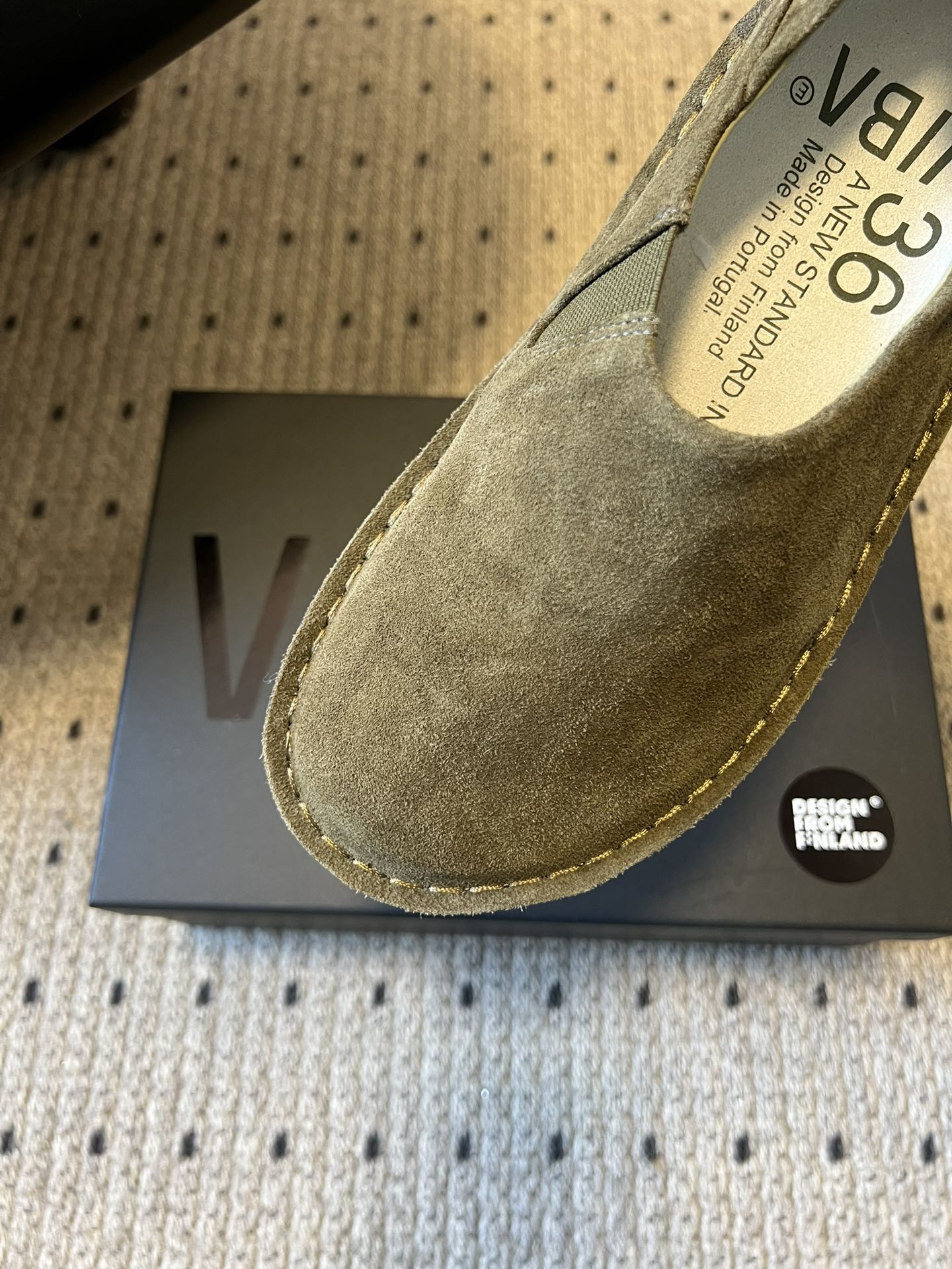 VIBA*26ss早春新款复古极简包头穆勒版无后跟的穆勒设计兼具拖鞋的随性与单鞋的精致感，包头造型修饰脚