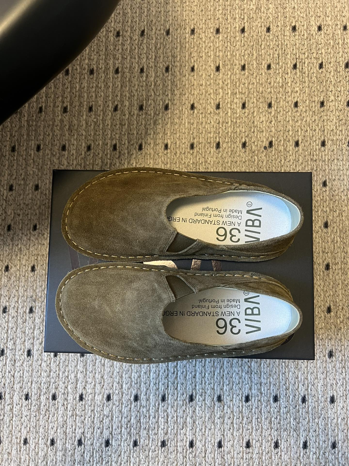 VIBA*26ss早春新款复古极简包头穆勒版无后跟的穆勒设计兼具拖鞋的随性与单鞋的精致感，包头造型修饰脚