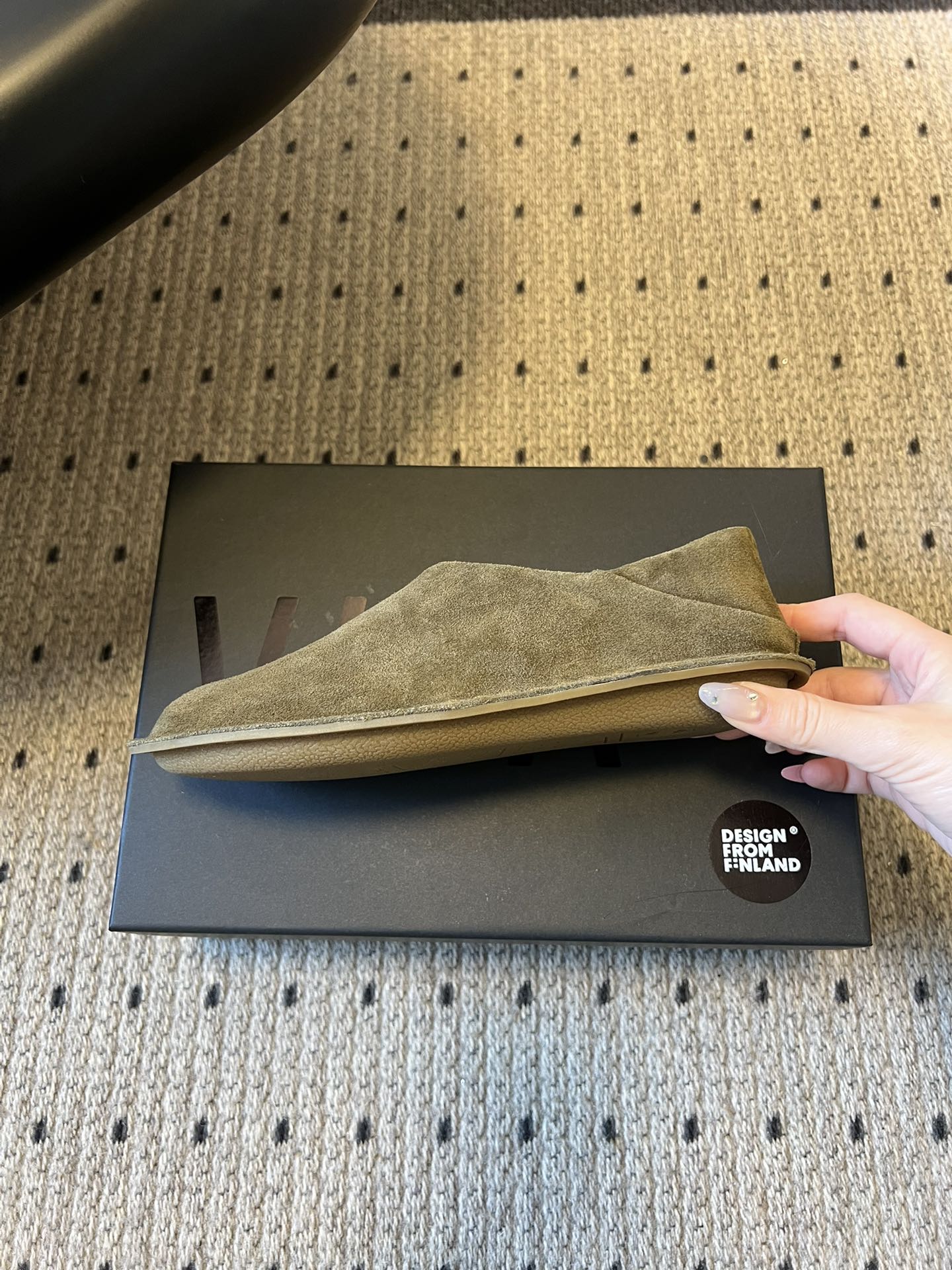 VIBA*26ss早春新款复古极简包头穆勒版无后跟的穆勒设计兼具拖鞋的随性与单鞋的精致感，包头造型修饰脚