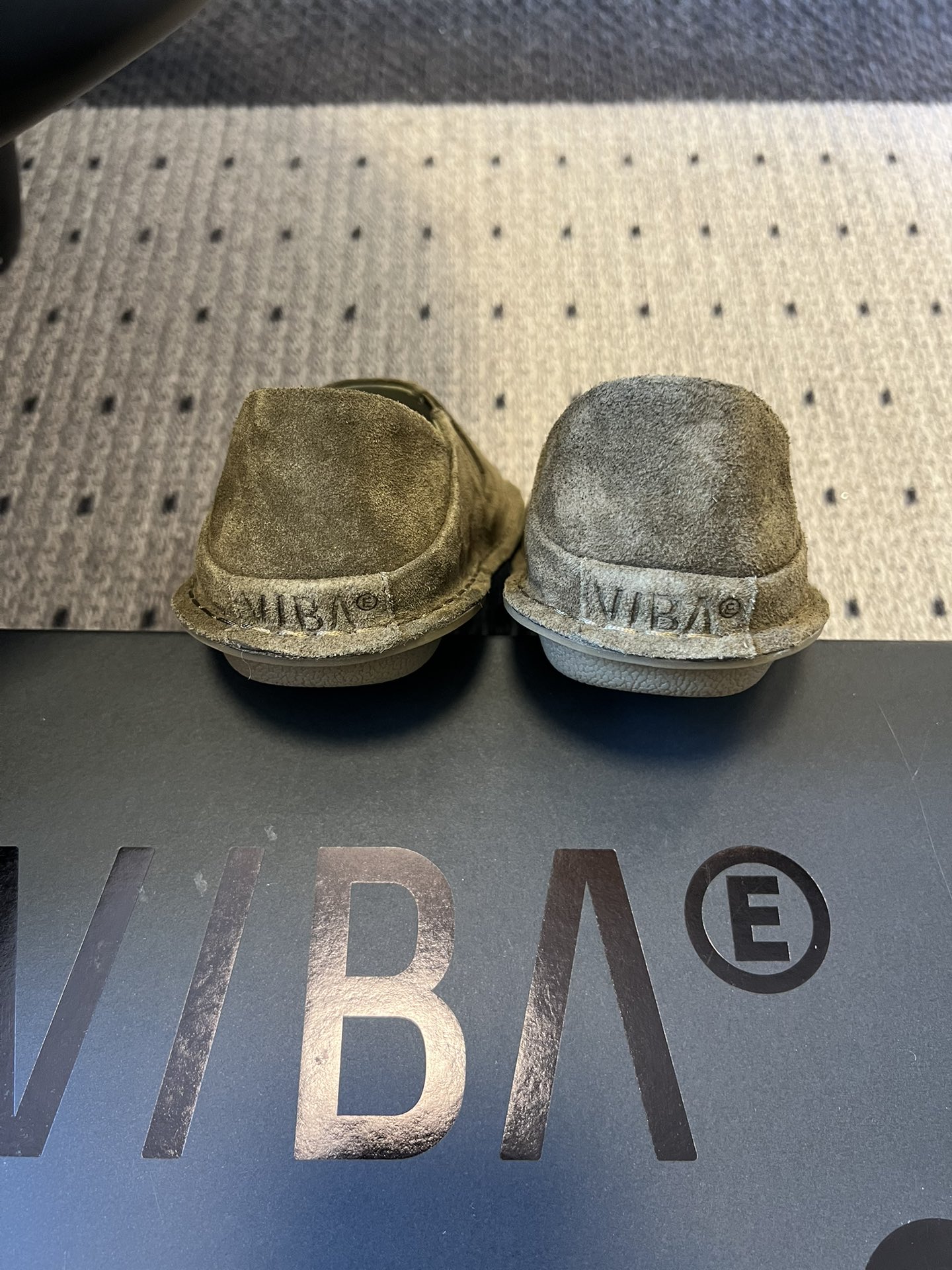 VIBA*26ss早春新款复古极简包头穆勒版无后跟的穆勒设计兼具拖鞋的随性与单鞋的精致感，包头造型修饰脚