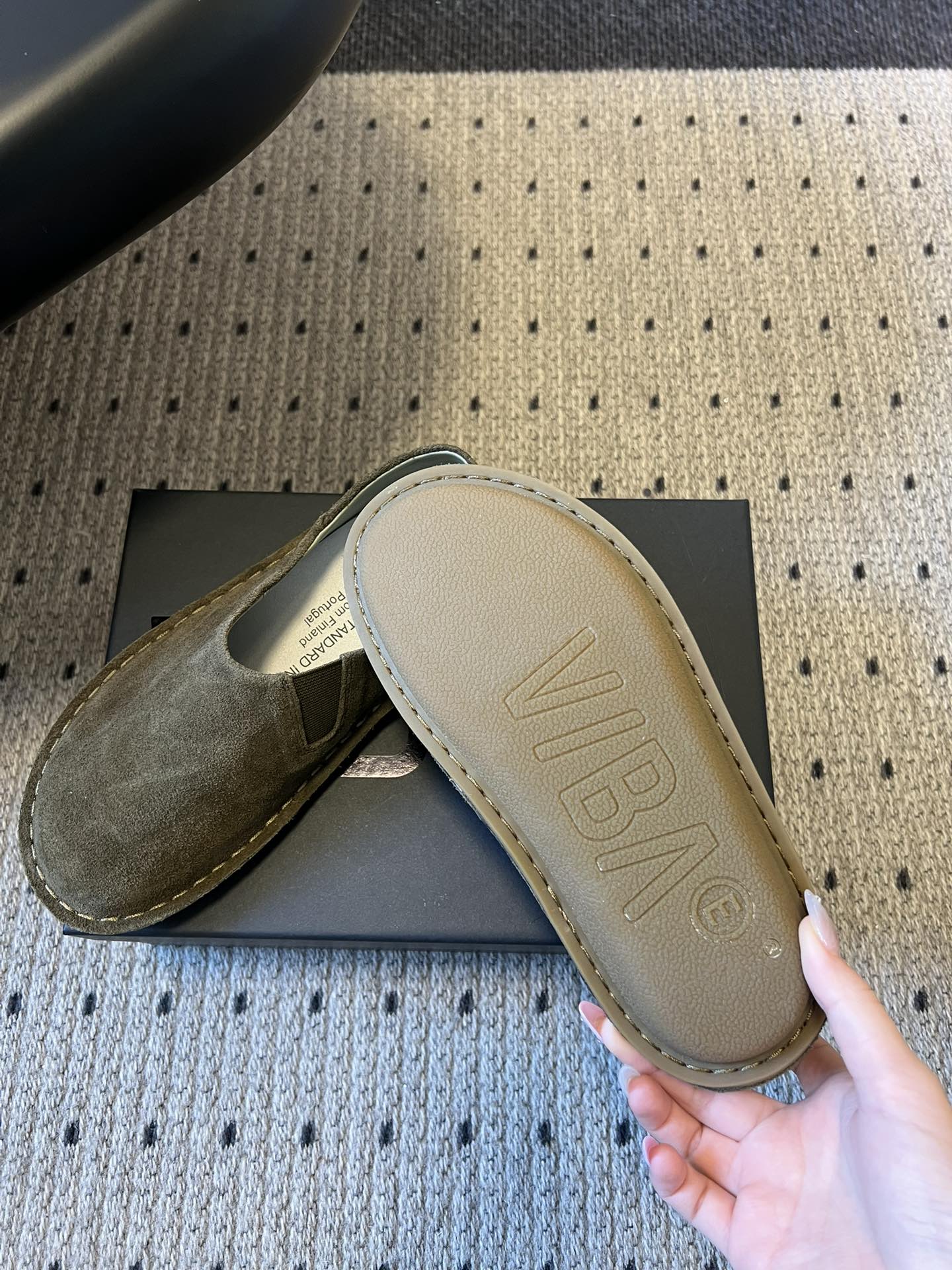 VIBA*26ss早春新款复古极简包头穆勒版无后跟的穆勒设计兼具拖鞋的随性与单鞋的精致感，包头造型修饰脚