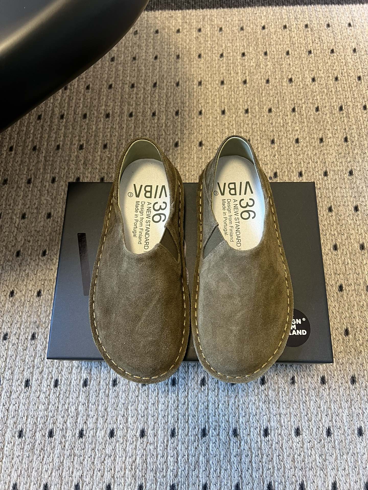 VIBA*26ss早春新款复古极简包头穆勒版无后跟的穆勒设计兼具拖鞋的随性与单鞋的精致感，包头造型修饰脚