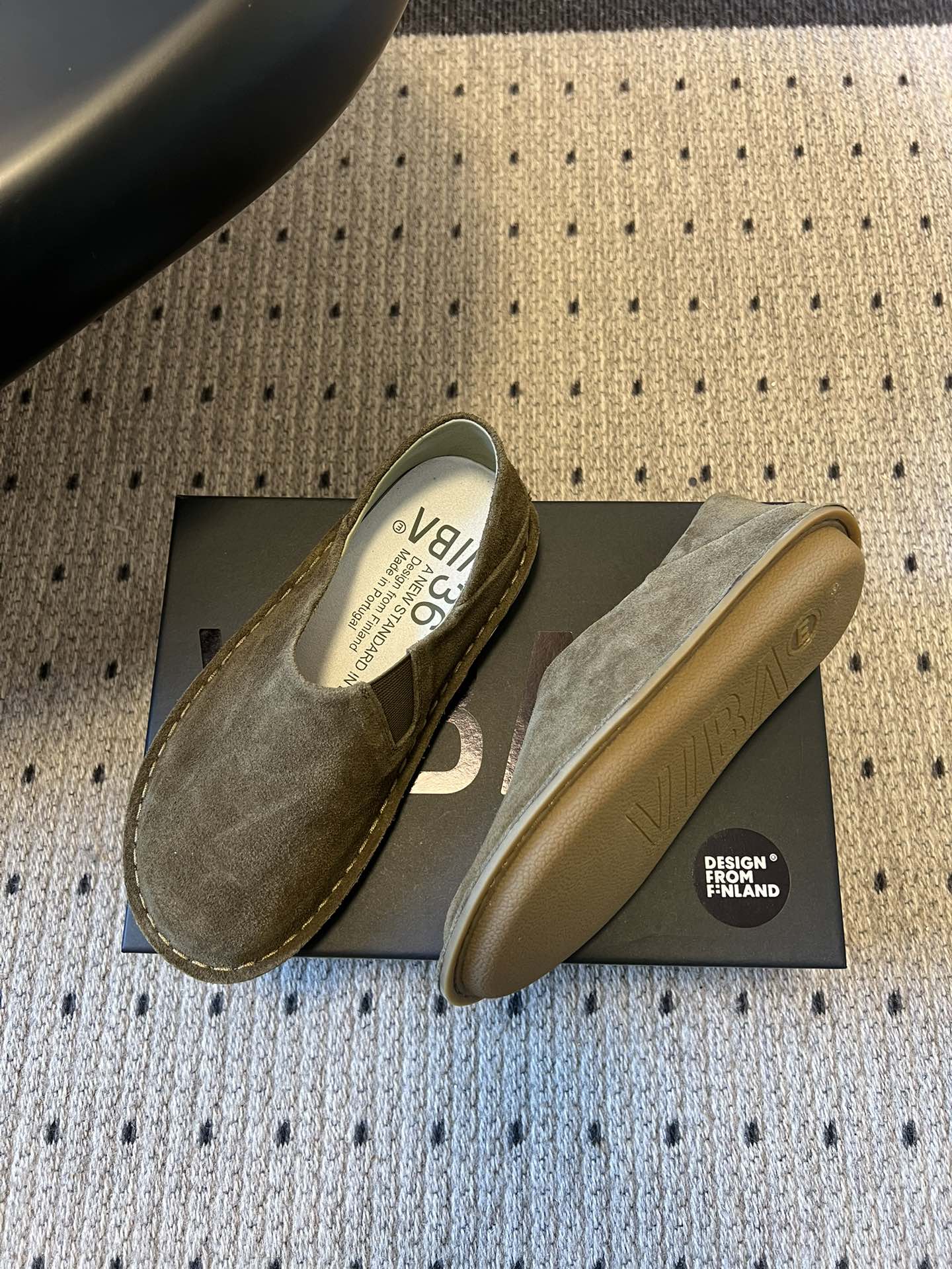 VIBA*26ss早春新款复古极简包头穆勒版无后跟的穆勒设计兼具拖鞋的随性与单鞋的精致感，包头造型修饰脚