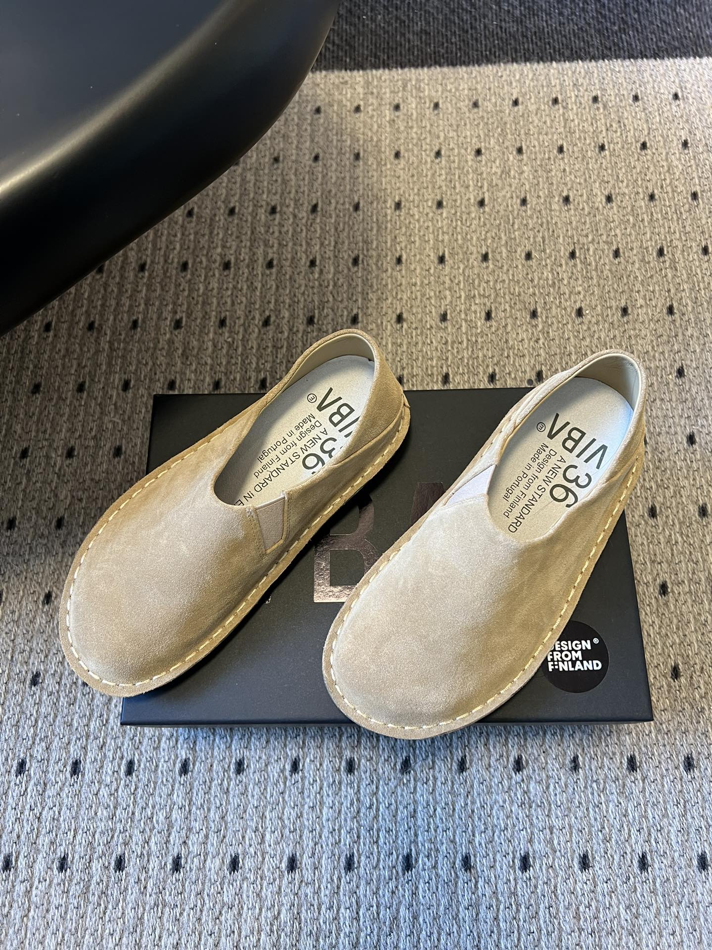 VIBA*26ss早春新款复古极简包头穆勒版无后跟的穆勒设计兼具拖鞋的随性与单鞋的精致感，包头造型修饰脚