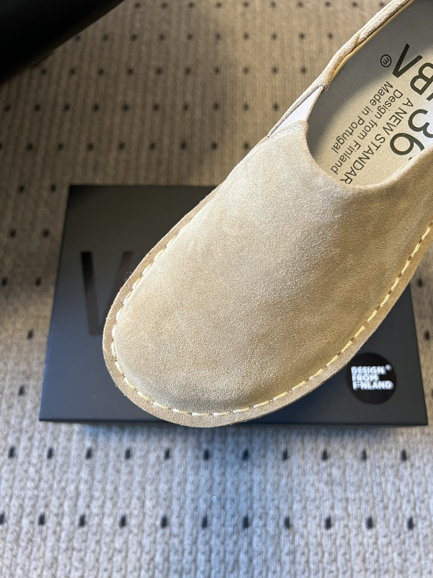 VIBA*26ss早春新款复古极简包头穆勒版无后跟的穆勒设计兼具拖鞋的随性与单鞋的精致感，包头造型修饰脚