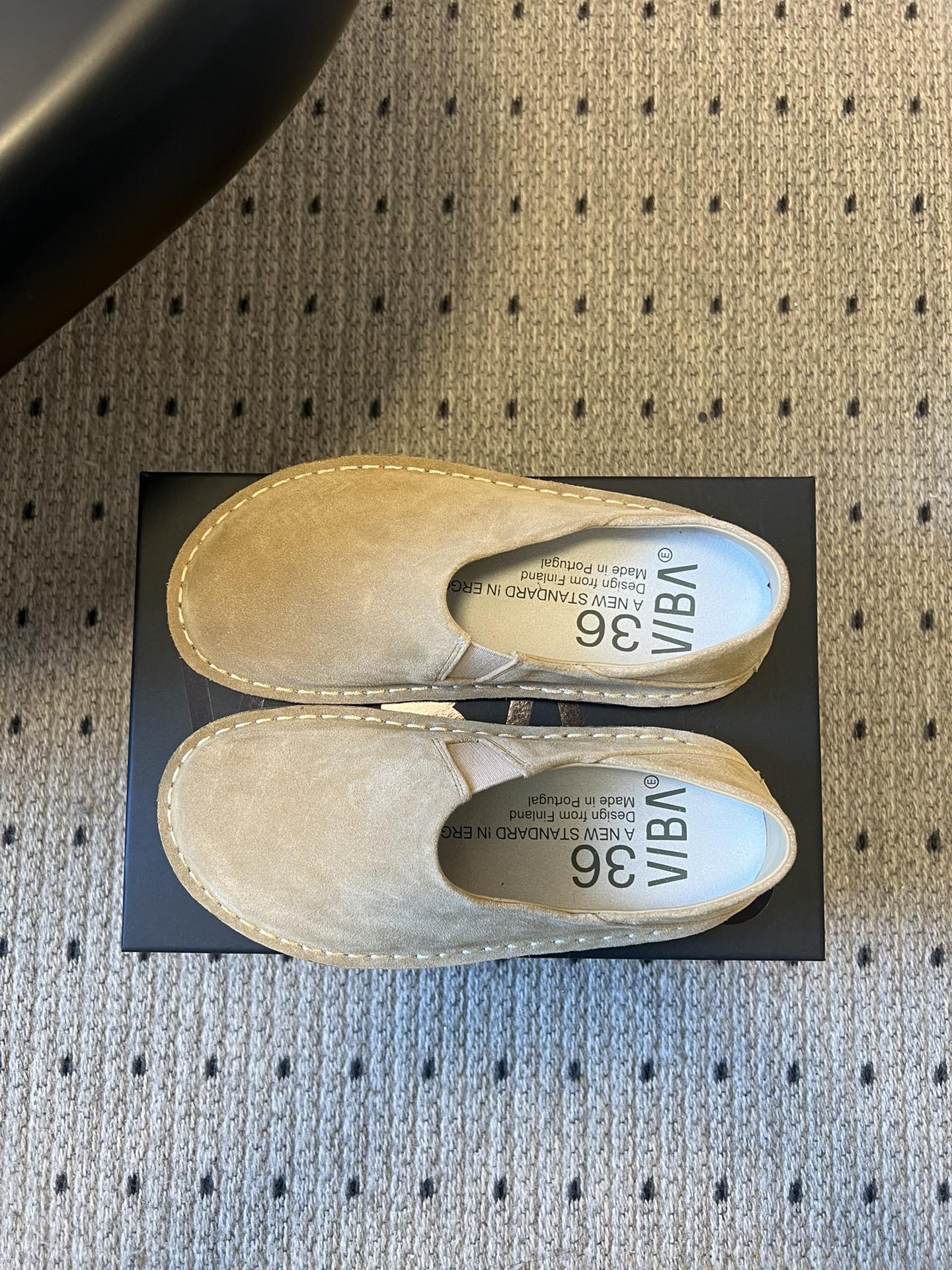 VIBA*26ss早春新款复古极简包头穆勒版无后跟的穆勒设计兼具拖鞋的随性与单鞋的精致感，包头造型修饰脚