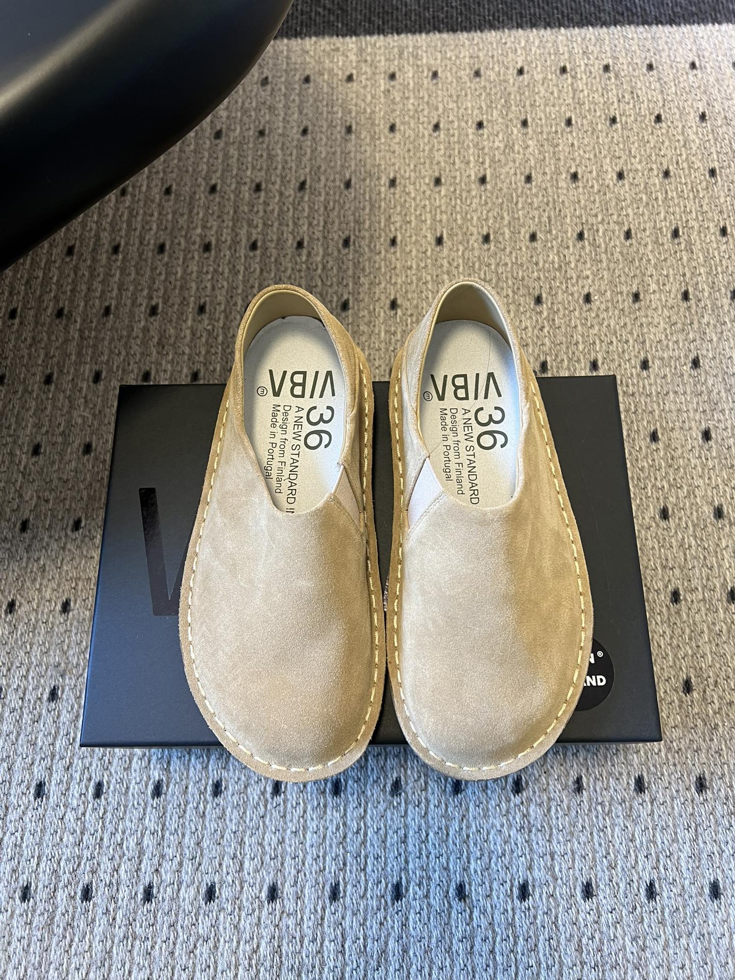 NO:725128,VIBA*26ss early spring new retro minimalist toe-toe Mule version. The heelless Mule design combines the casualness of slippers with the sophistication of single shoes. The toe-toe shape modifies the foot shape and is suitable for daily outings, commuting or home.  The low-saturation earth tones are highly adaptable and can be paired with jeans and wide-leg pants to create a casual daily look. The heelless design of the mules can be worn directly in the spring and autumn, and can also be worn with socks in the summer to create a layered look. It is a highly practical 'four-season shoe'. The upper is cow suede/cowhide, the lining is sheepskin, and the original open-molded outsole is increased by 2cm. Size 35-40 (40 size customization is not returnable), Mary Jane, mary  jane,slippers,jeans,cowhide,sheepskin,socks19860909VIBA*26ss早春新款复古极简包头穆勒版 无后跟的穆勒设计兼具拖鞋的随性与单鞋的精致感,包头造型修饰脚型,日常出门、通勤或居家都能适配. 低饱和度的大地色系适配性极强,既能搭配牛仔裤、阔腿裤打造随性日常造型,穆勒拖的无后跟设计在春秋季节可直接穿着,夏季搭配袜子也能打造叠穿造型,是实穿性极高的“四季鞋款”. 鞋面牛反绒/牛皮 内里羊皮 大底原版开模大底 增高2cm size35-40码（40码定制不退换）,玛丽珍,mary jane,slippers,jeans,cowhide,sheepskin,socks,Women's Shoes