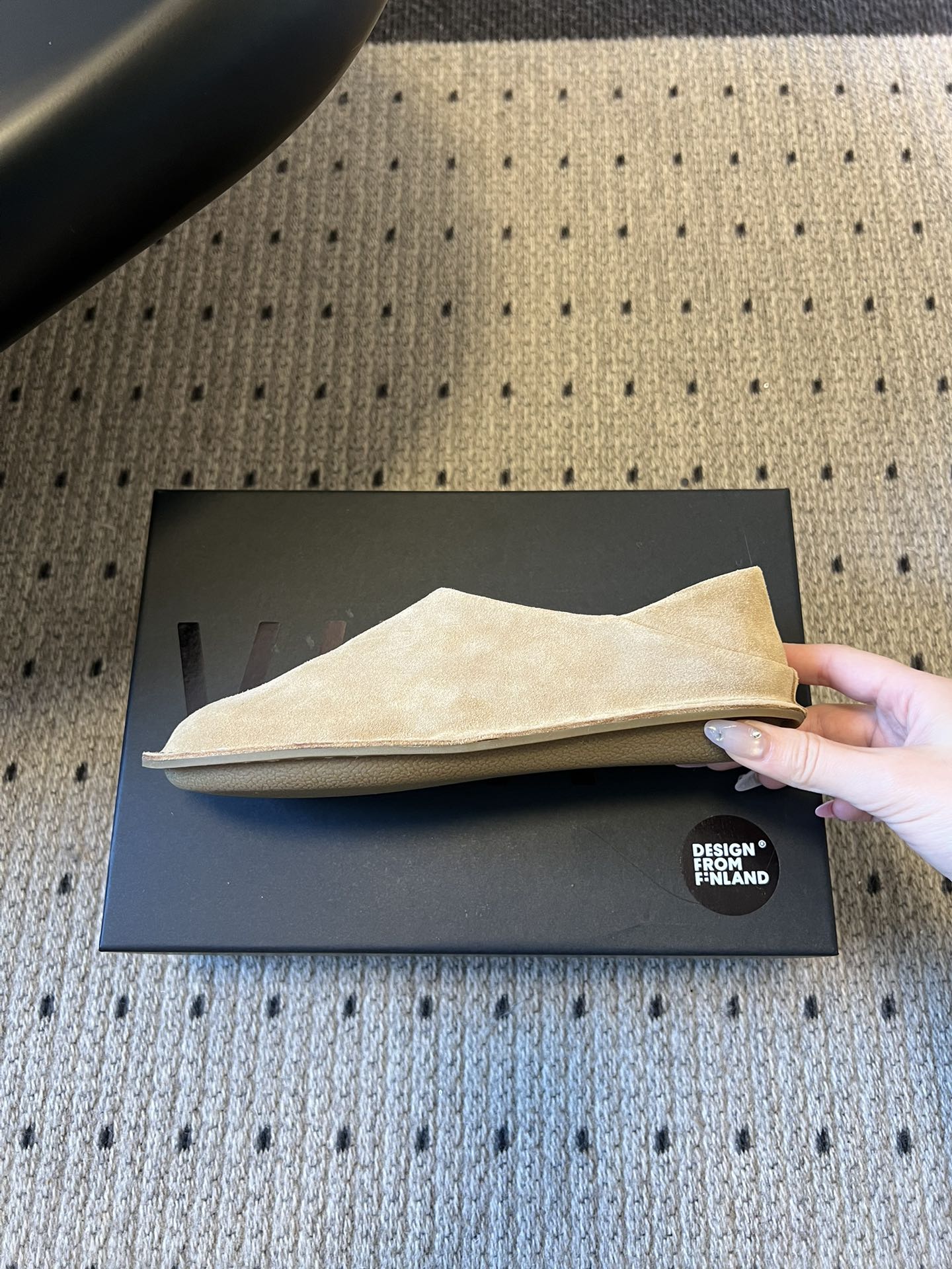 VIBA*26ss早春新款复古极简包头穆勒版无后跟的穆勒设计兼具拖鞋的随性与单鞋的精致感，包头造型修饰脚