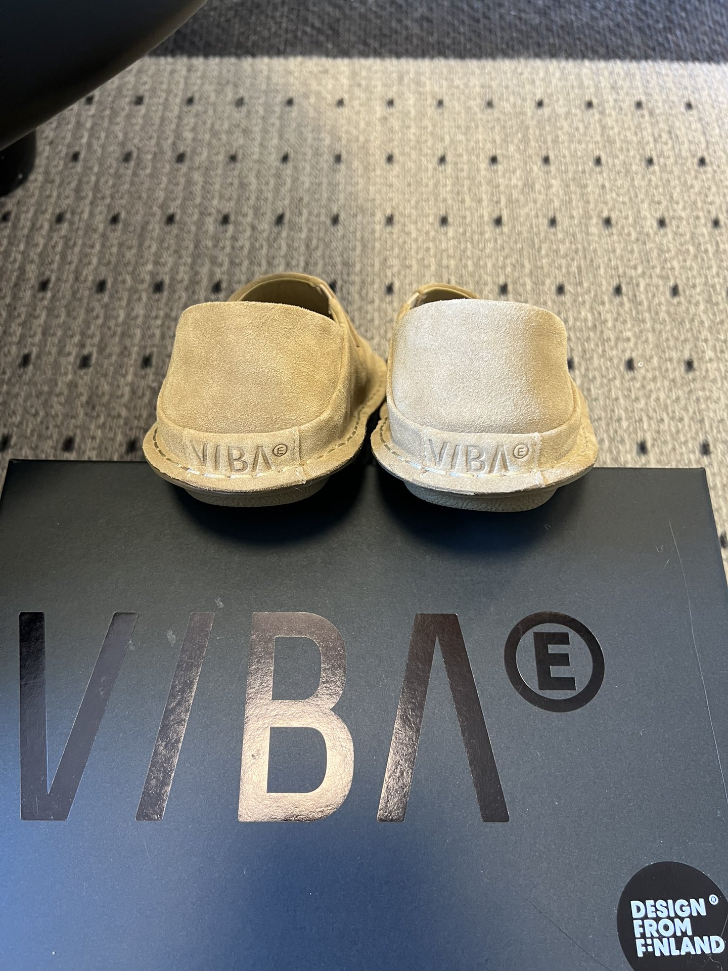 VIBA*26ss早春新款复古极简包头穆勒版无后跟的穆勒设计兼具拖鞋的随性与单鞋的精致感，包头造型修饰脚