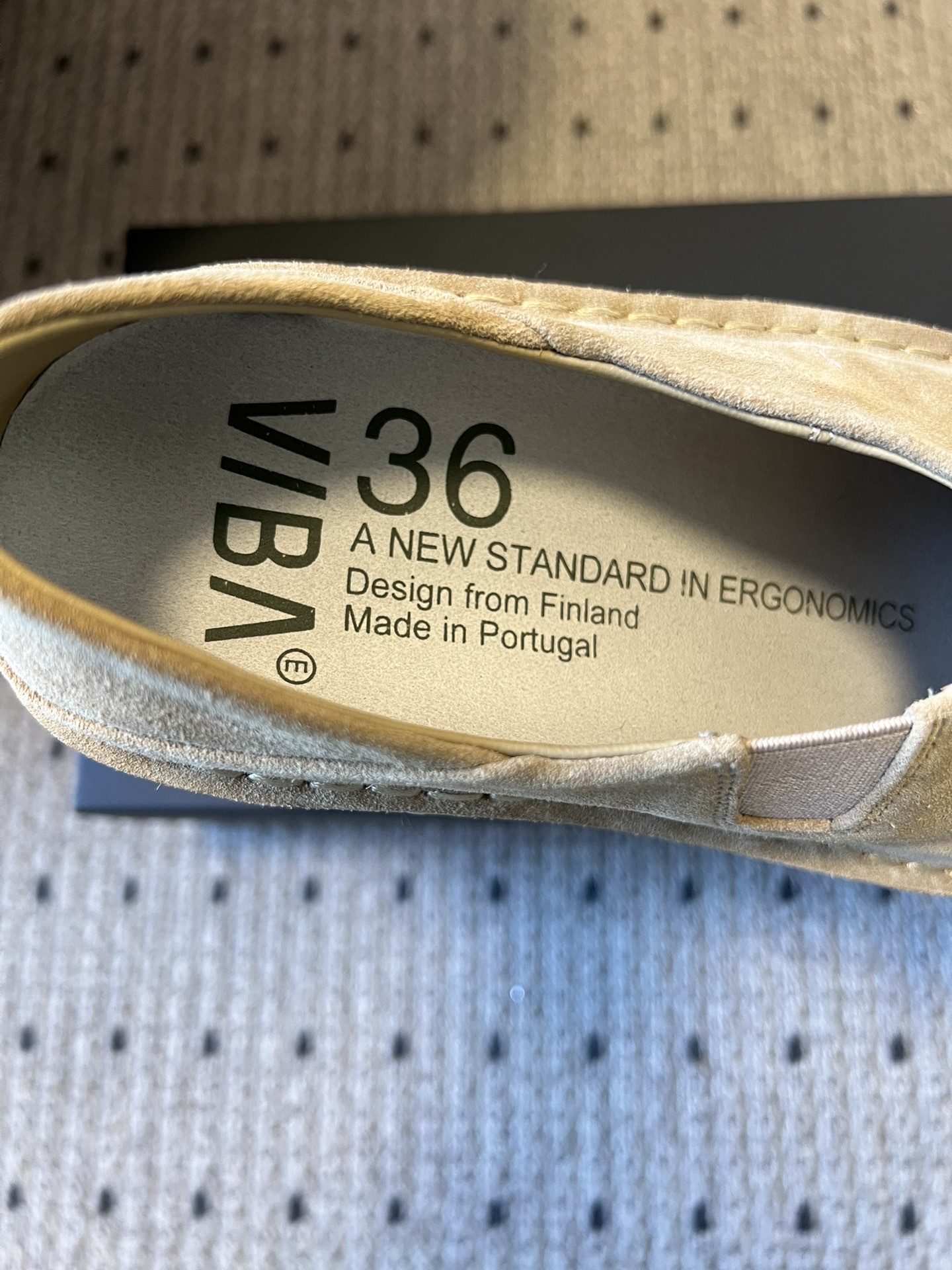 VIBA*26ss早春新款复古极简包头穆勒版无后跟的穆勒设计兼具拖鞋的随性与单鞋的精致感，包头造型修饰脚