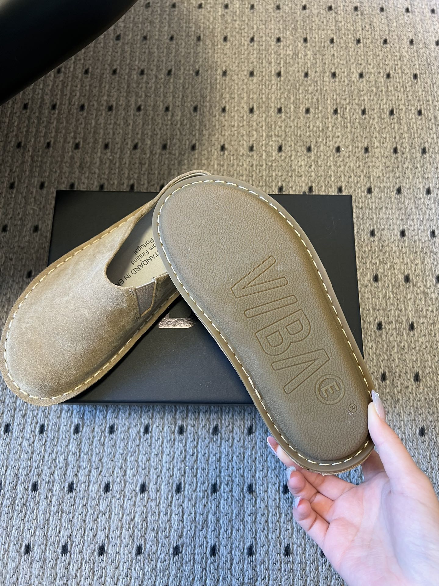 VIBA*26ss早春新款复古极简包头穆勒版无后跟的穆勒设计兼具拖鞋的随性与单鞋的精致感，包头造型修饰脚