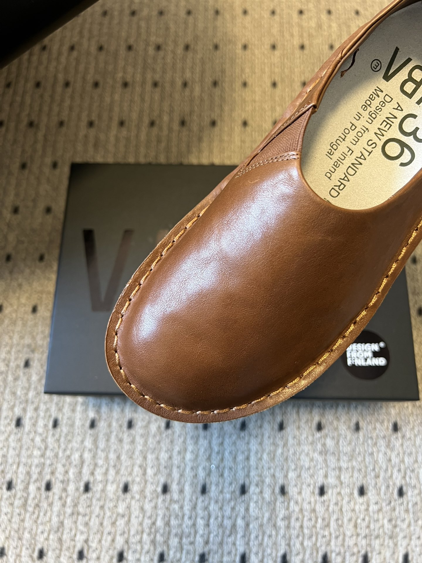 VIBA*26ss早春新款复古极简包头穆勒版无后跟的穆勒设计兼具拖鞋的随性与单鞋的精致感，包头造型修饰脚