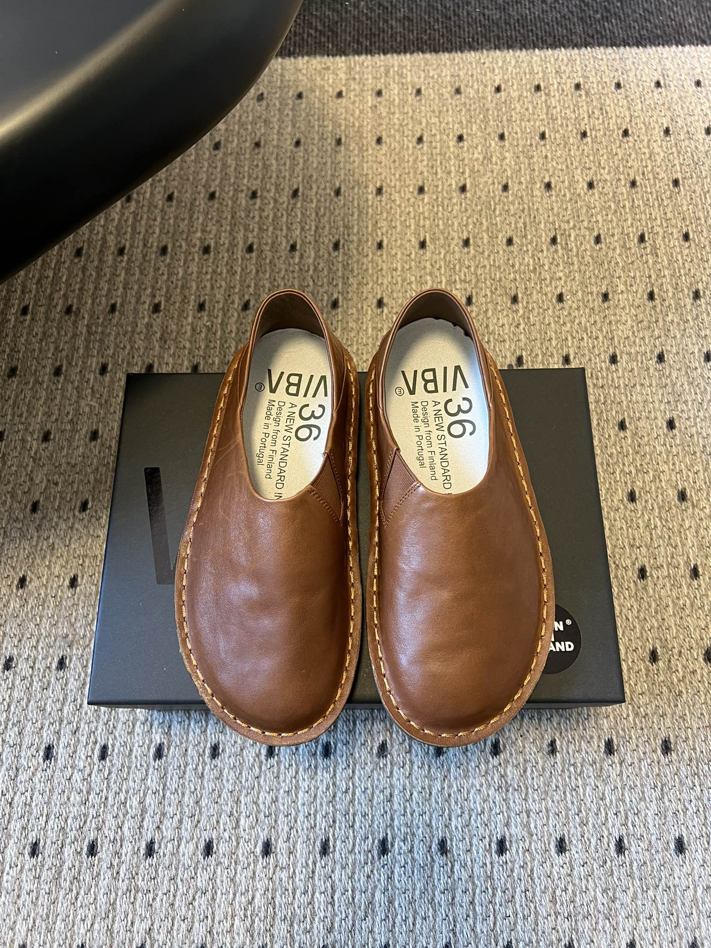 VIBA*26ss早春新款复古极简包头穆勒版无后跟的穆勒设计兼具拖鞋的随性与单鞋的精致感，包头造型修饰脚