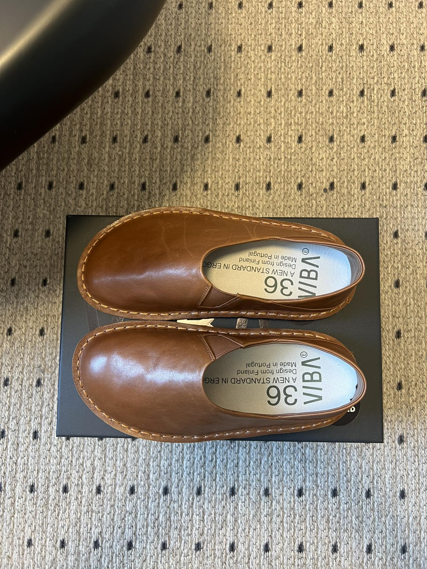 VIBA*26ss早春新款复古极简包头穆勒版无后跟的穆勒设计兼具拖鞋的随性与单鞋的精致感，包头造型修饰脚