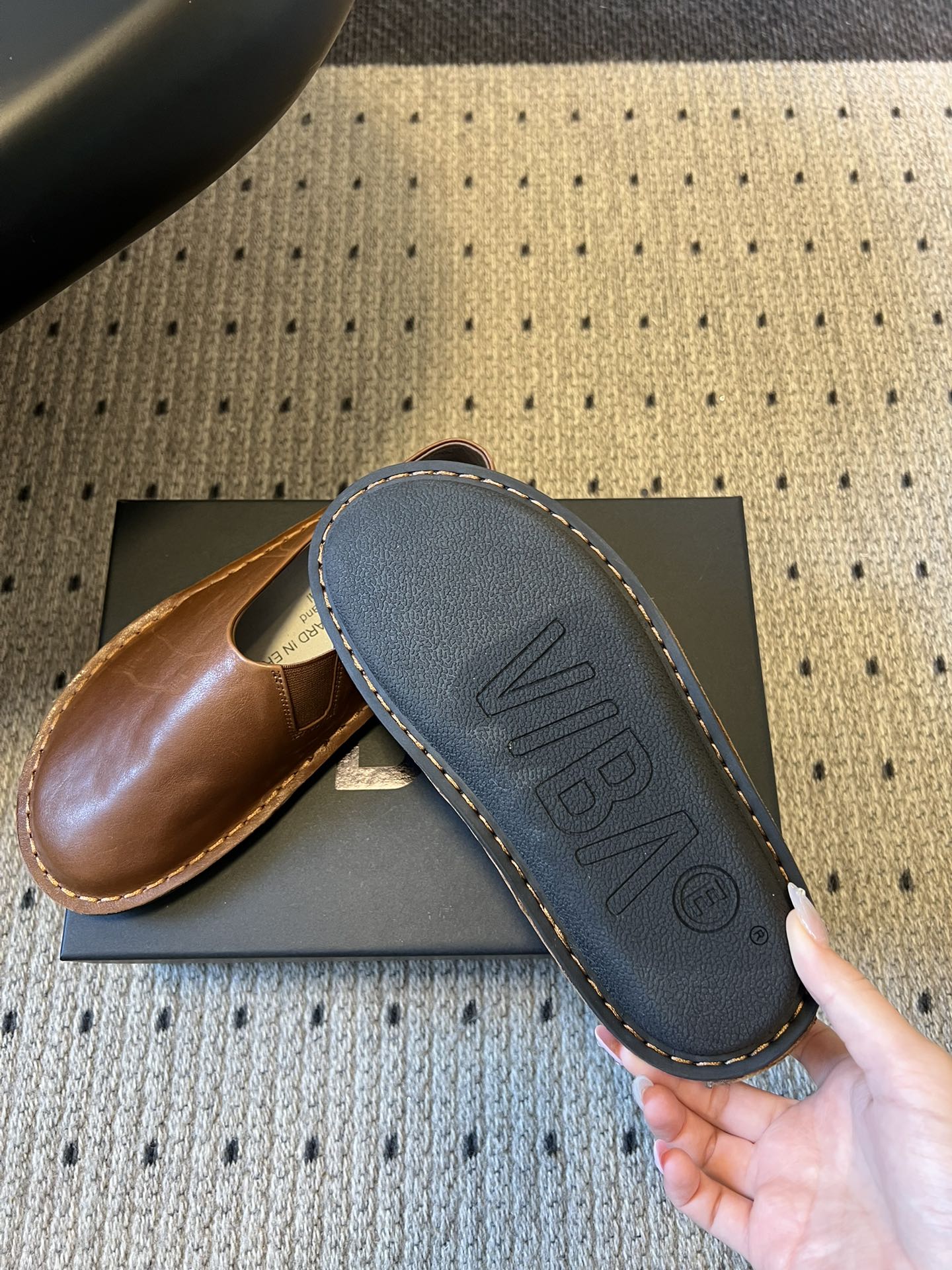 VIBA*26ss早春新款复古极简包头穆勒版无后跟的穆勒设计兼具拖鞋的随性与单鞋的精致感，包头造型修饰脚